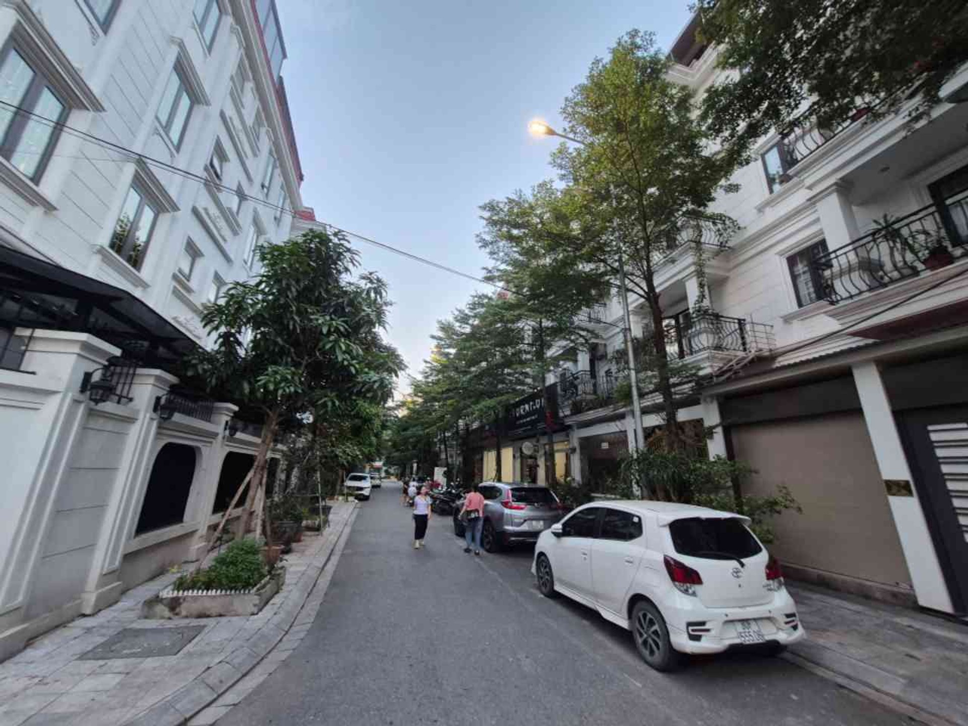 Bán nhà Hoàng Mai - diện tích 105m2 4 tầng - Ô tô tránh - giá 40 tỷ