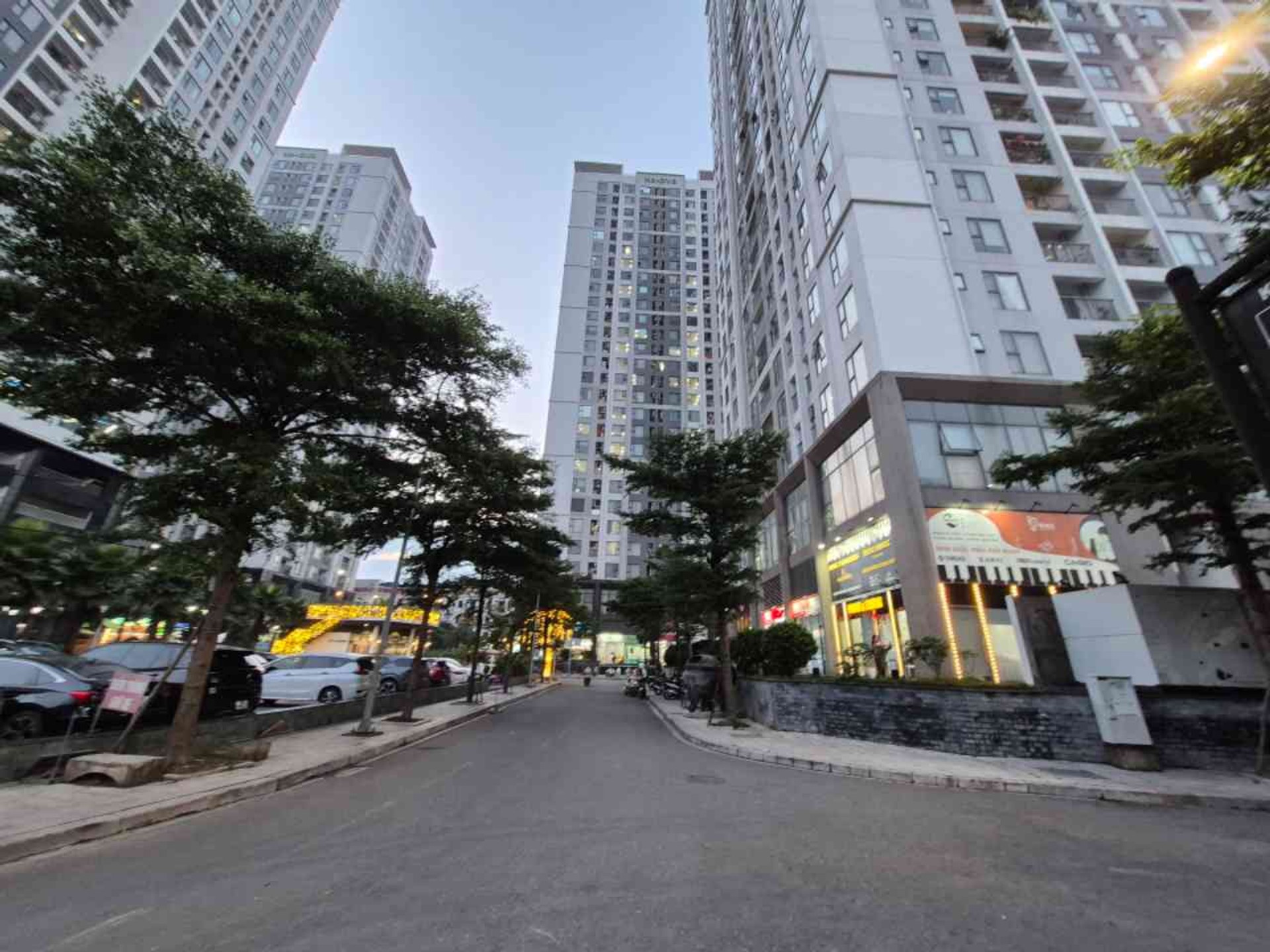 Bán nhà Hoàng Mai - diện tích 105m2 4 tầng - Ô tô tránh - giá 40 tỷ