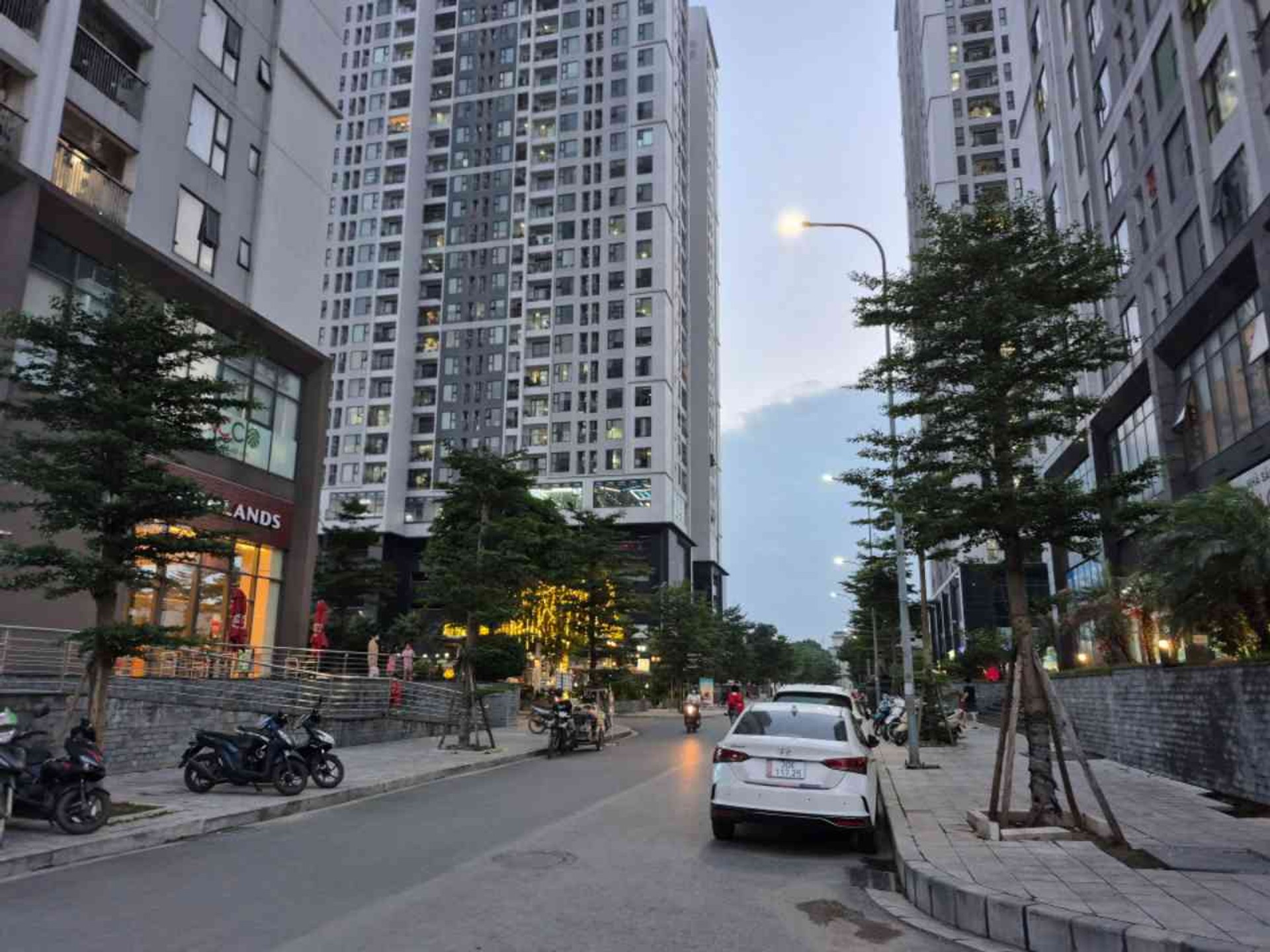 Bán nhà Hoàng Mai - diện tích 105m2 4 tầng - Ô tô tránh - giá 40 tỷ