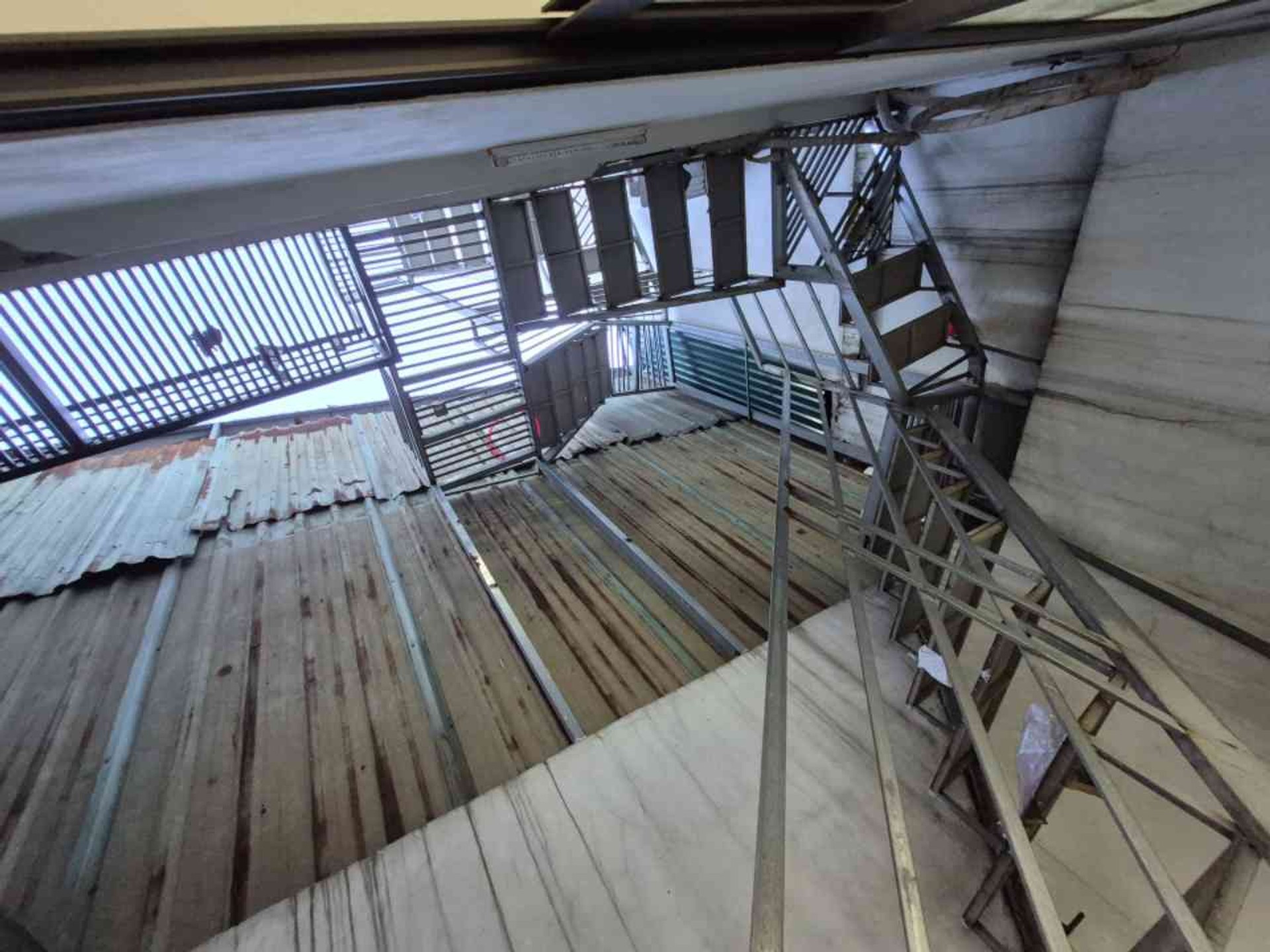 Bán nhà Hoàng Mai - diện tích 105m2 4 tầng - Ô tô tránh - giá 40 tỷ