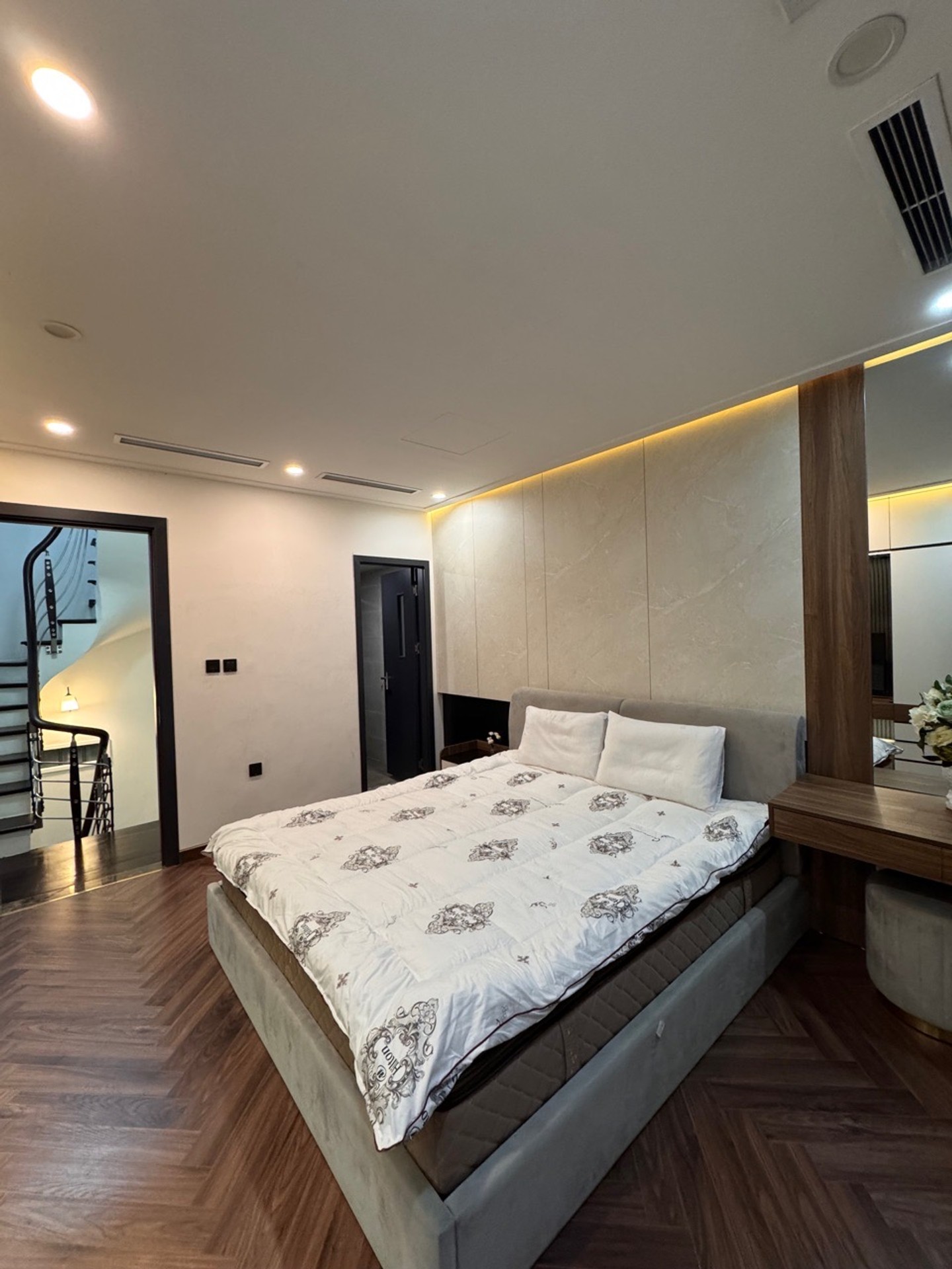 Bán nhà Bạch Mai - diện tích 31m2 6 tầng - Ngõ siêu đẹp, vài chục mét ra mặt phố - giá 11,95 tỷ