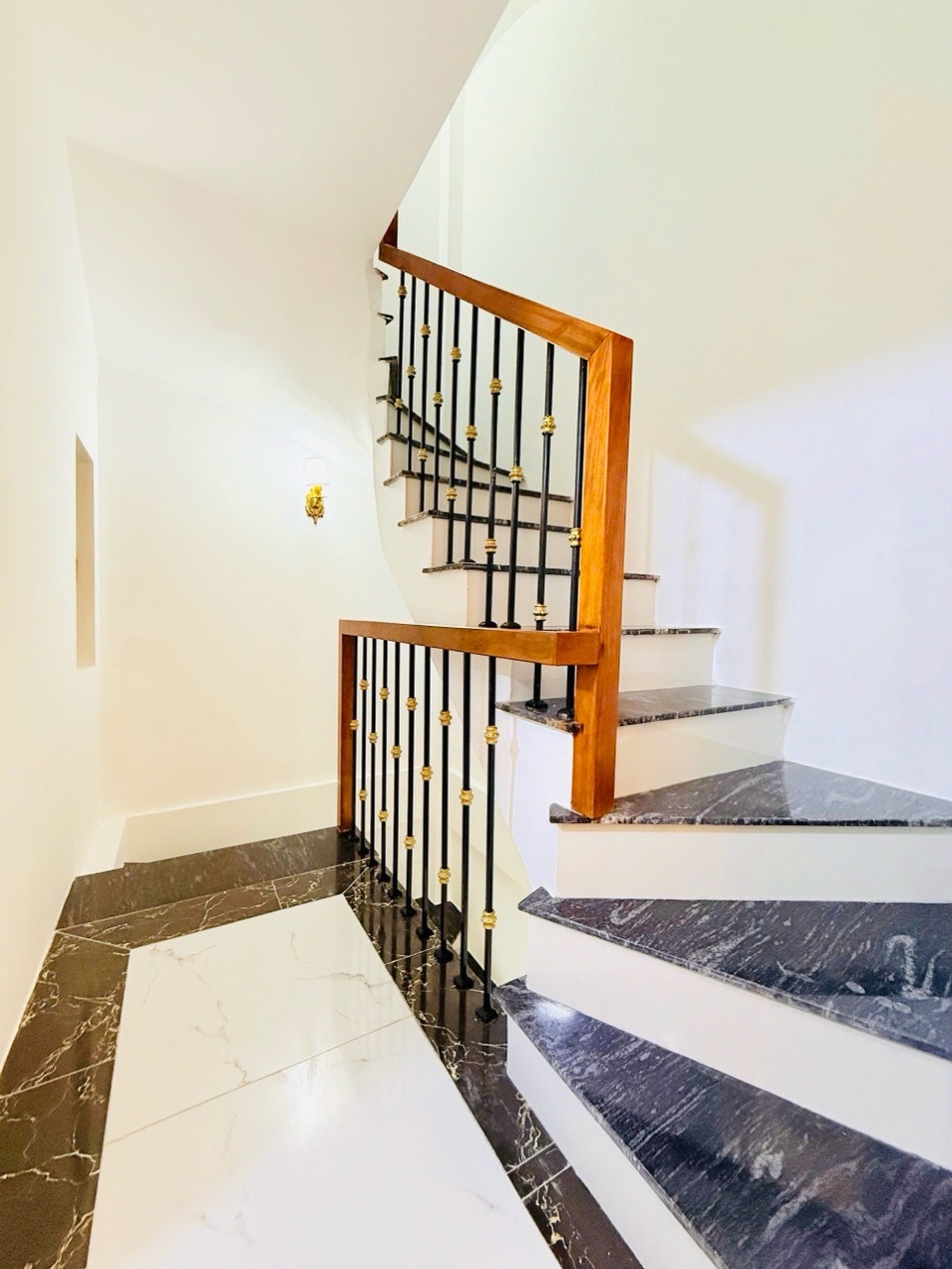 Bán nhà Nam Dư - diện tích 30m2 5 tầng - gần ô tô - giá 8 tỷ