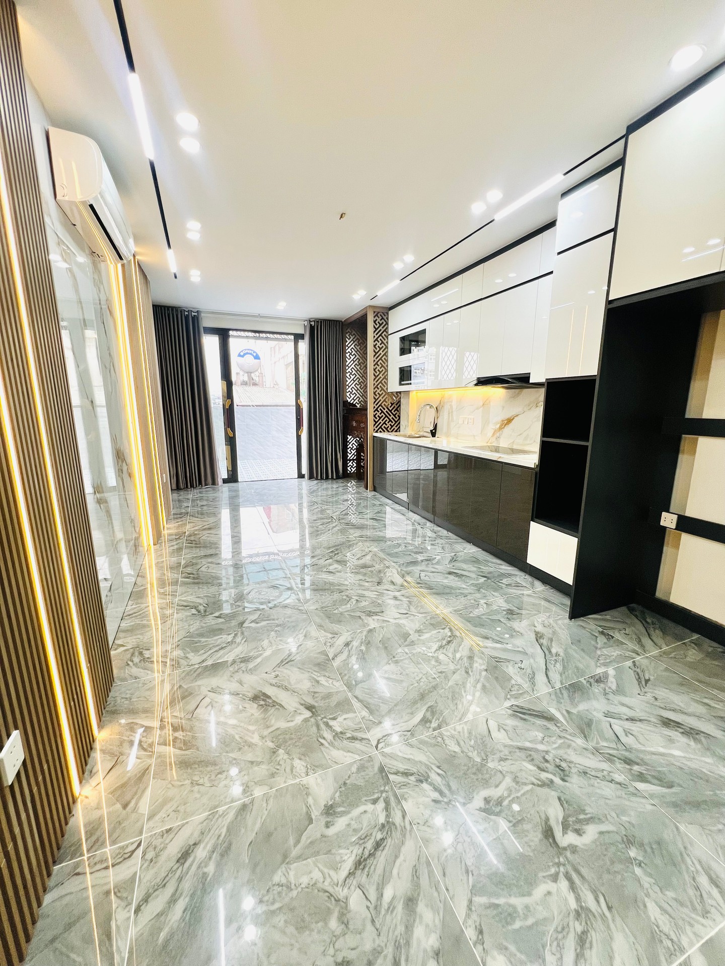 Bán nhà Tân Mai - diện tích 50m2 6 tầng - Đẹp nhất phố Tân Mai - giá 22,5 tỷ