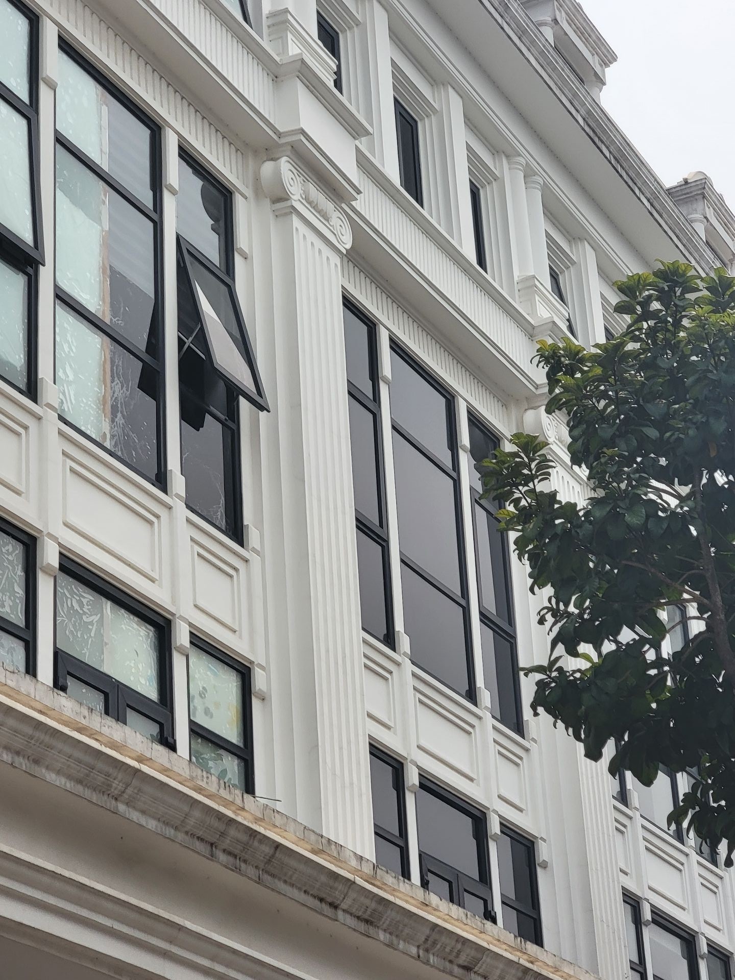 Bán nhà Tân Mai - diện tích 94m2 5 tầng - ô tô tránh - giá 31,9 tỷ