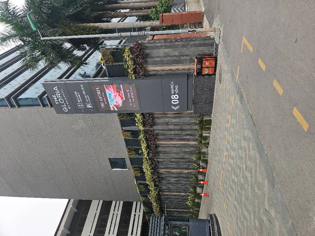 Bán nhà Nguyên Hồng - diện tích 72m2 5 tầng - Lô góc 3 thoáng - giá 4,3 tỷ