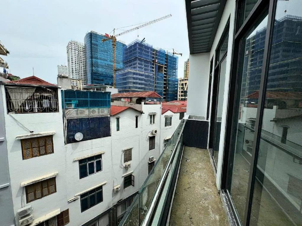 Bán nhà Nguyên Hồng - diện tích 72m2 5 tầng - Lô góc 3 thoáng - giá 4,3 tỷ