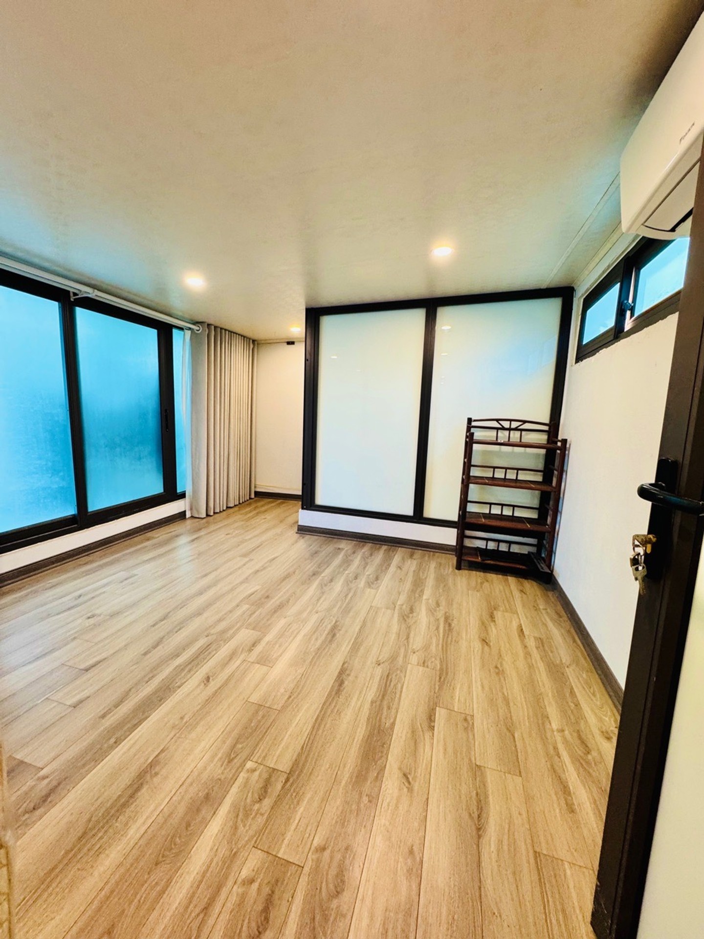 Bán nhà Lĩnh Nam - diện tích 39m2 2 tầng - ô tô đỗ cửa - giá 1,3 tỷ