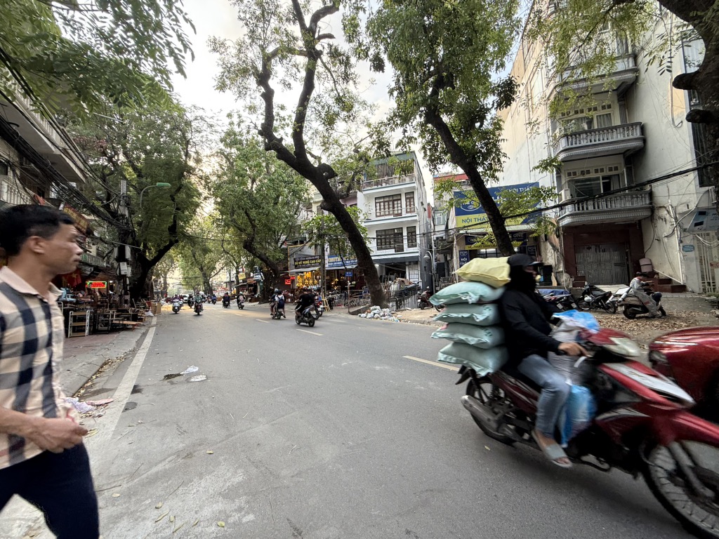 Bán nhà La Thành - diện tích 81m2 3 tầng - Mặt phố - lô góc - giá 52,8 tỷ