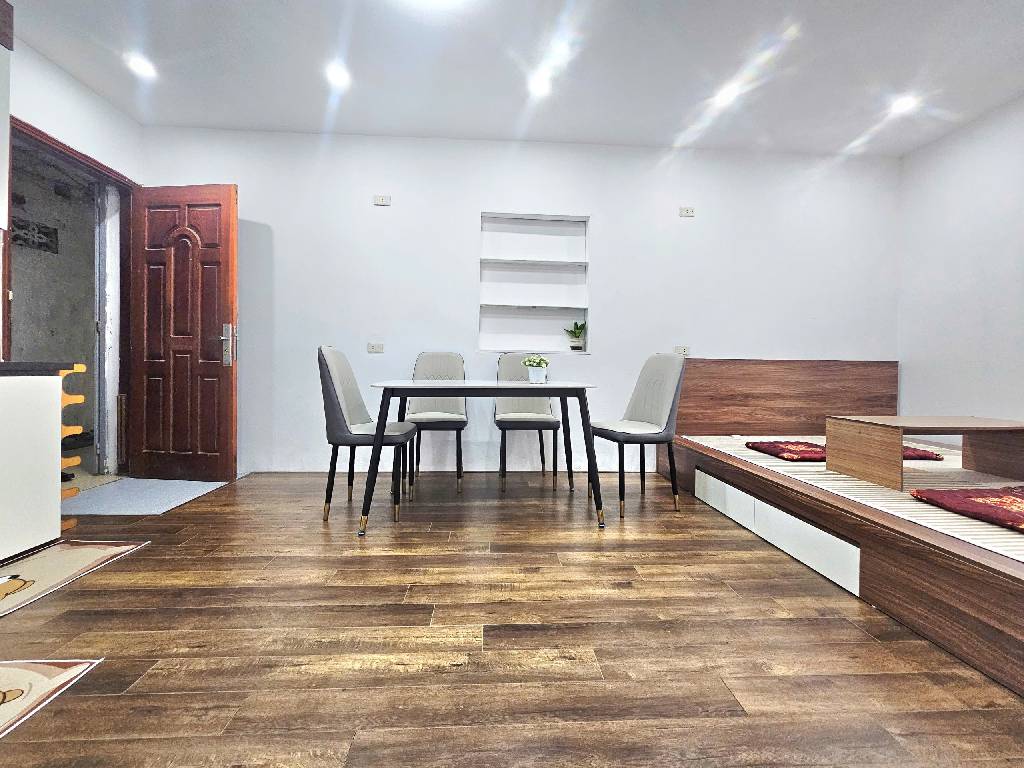 Bán nhà 8/3 - diện tích 21m2 3 tầng - Ô tô đỗ chân cầu thang - giá 3,05 tỷ