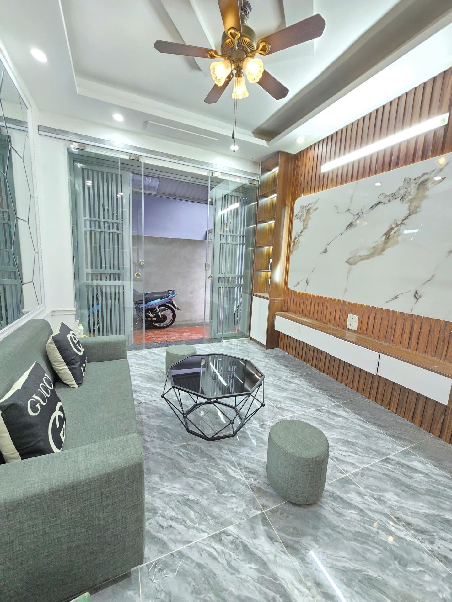 Bán nhà Thanh Lân - diện tích 30m2 5 tầng - Sát mặt phố - giá 6,4 tỷ
