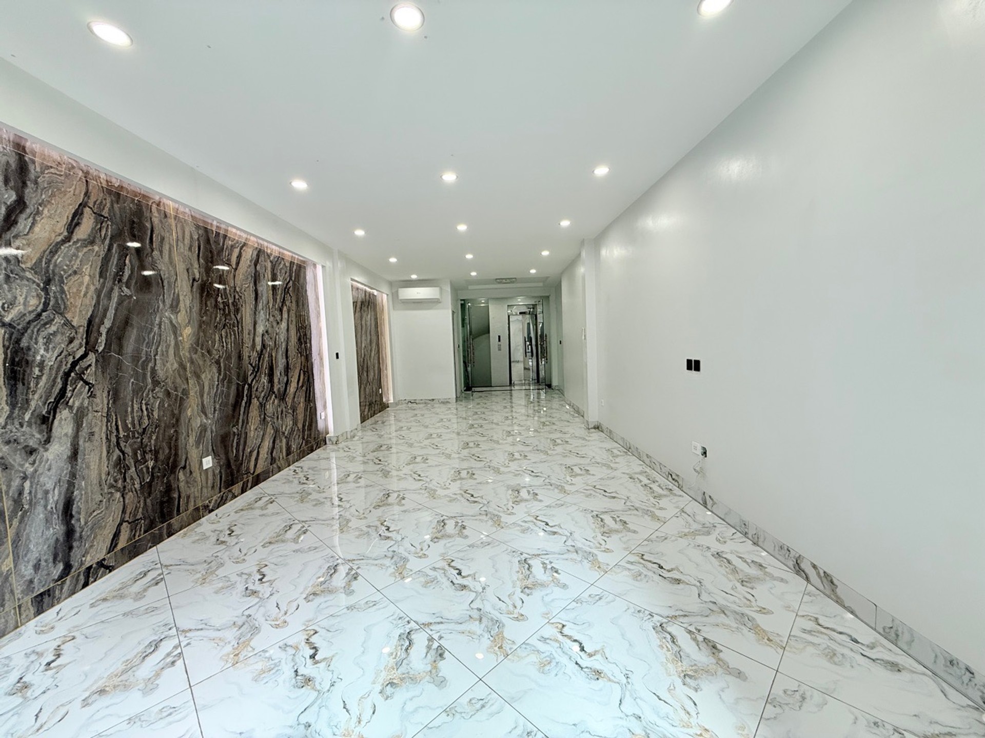 Bán nhà Hoàng Mai - diện tích 63m2 6 tầng - Ô TÔ TRÁNH - giá 23,5 tỷ