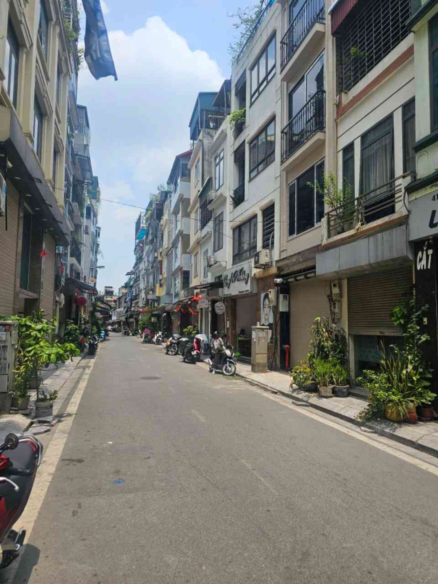 Bán nhà Hai Bà Trưng - diện tích 75m2 3 tầng - Ô tô tránh - giá 28,3 tỷ