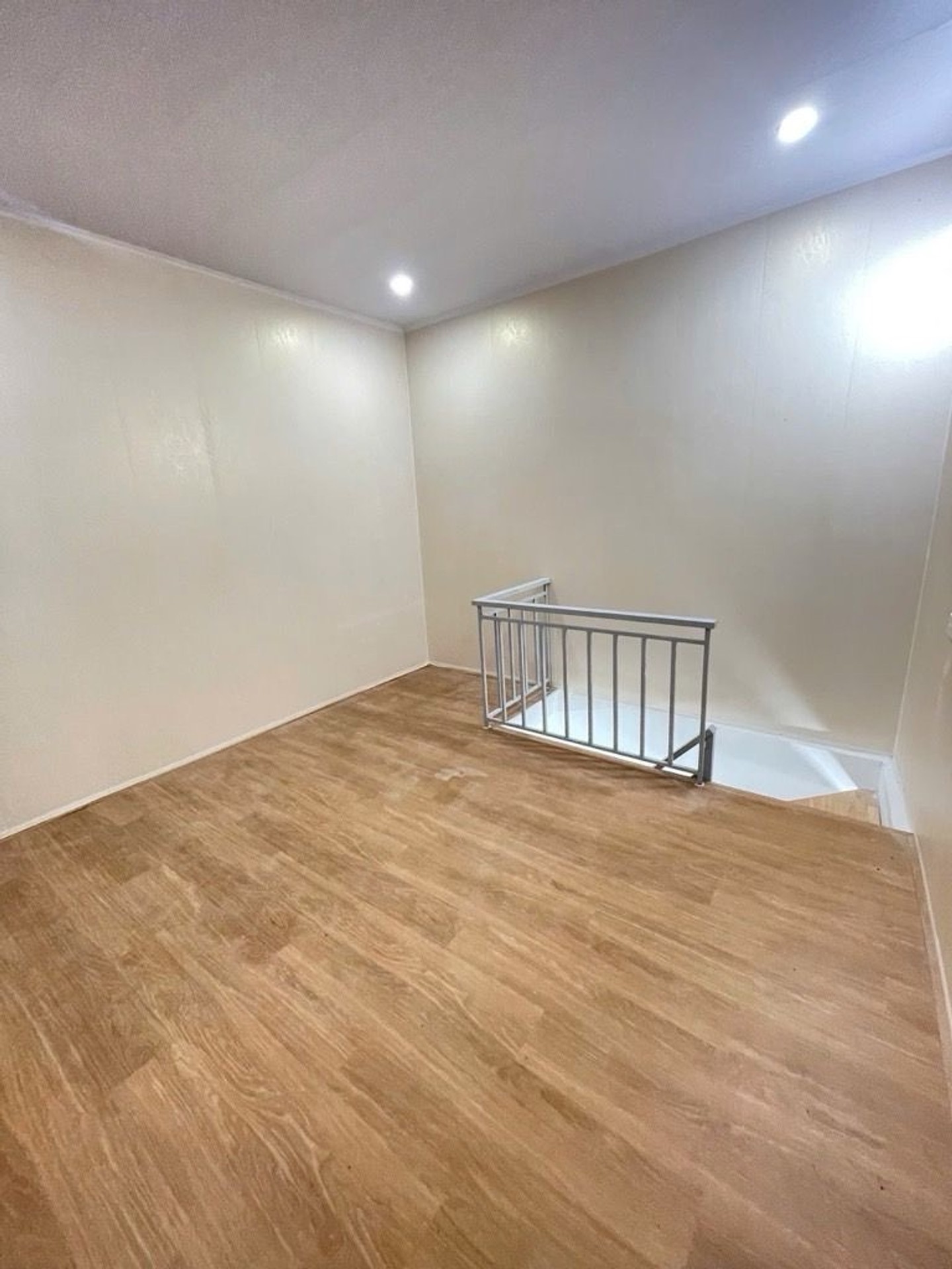 Bán nhà Hồng Mai - diện tích 11m2 4 tầng - gần ô tô - giá 2,2 tỷ