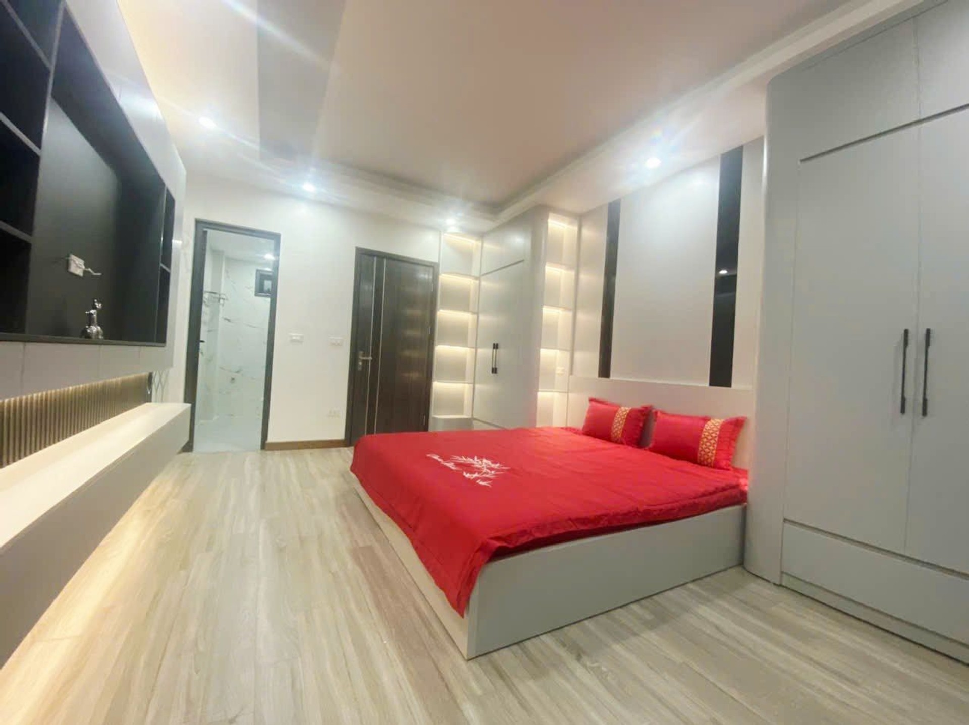 Bán nhà Nguyễn Văn Viên - diện tích 30m2 5 tầng - Ngõ thông - giá 8,3 tỷ