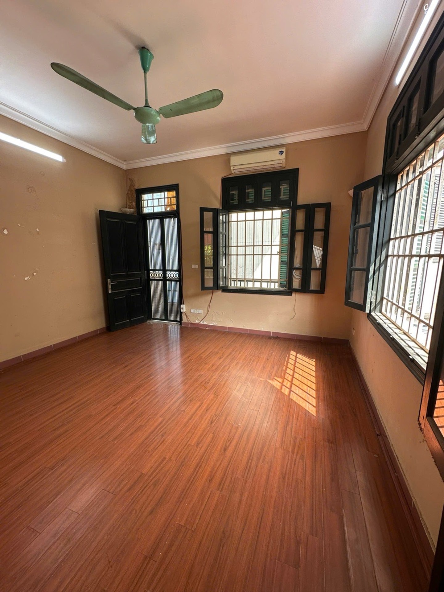 Bán nhà Hoàng Mai - diện tích 115m2 4 tầng - Ô tô tránh - giá 21,6 tỷ