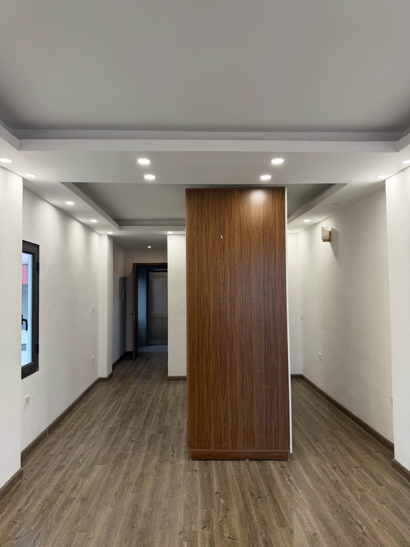 Bán nhà Tứ Liên - diện tích 51m2 8 tầng - Ô TÔ VÀO NHÀ - giá 25,3 tỷ