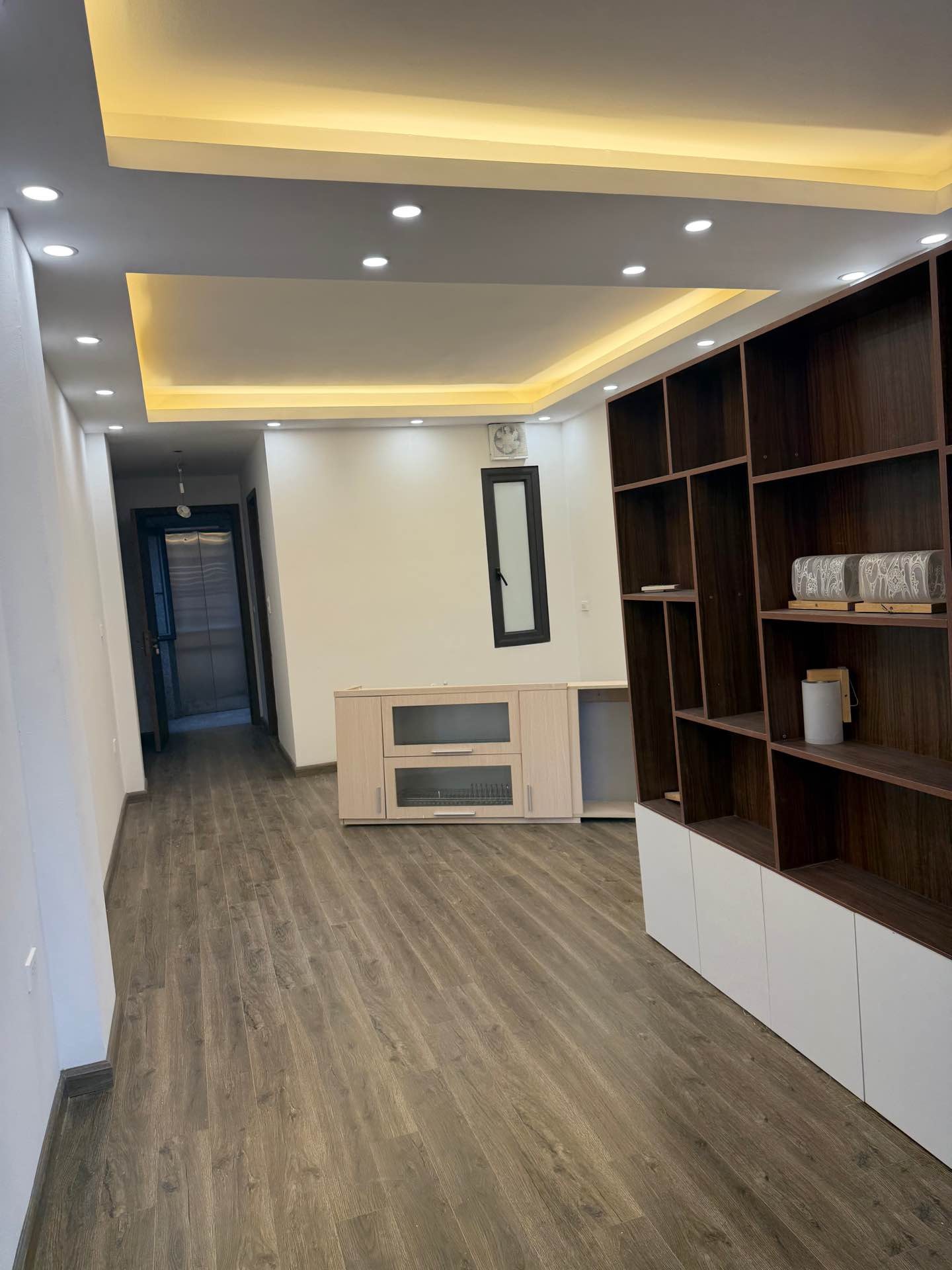 Bán nhà Tứ Liên - diện tích 51m2 8 tầng - Ô TÔ VÀO NHÀ - giá 25,3 tỷ