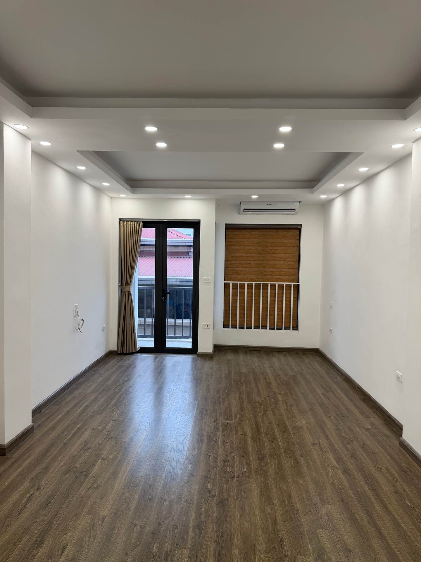 Bán nhà Tứ Liên - diện tích 51m2 8 tầng - Ô TÔ VÀO NHÀ - giá 25,3 tỷ