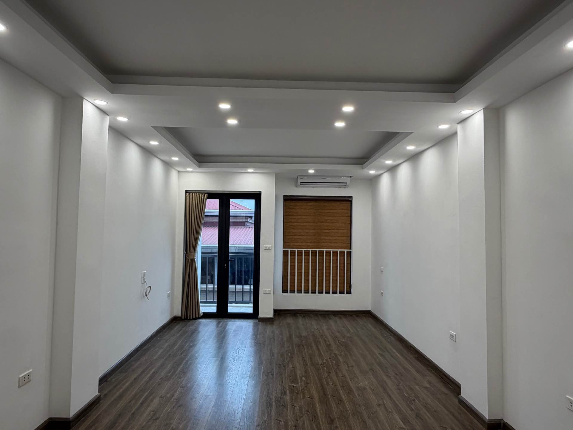 Bán nhà Tứ Liên - diện tích 51m2 8 tầng - Ô TÔ VÀO NHÀ - giá 25,3 tỷ