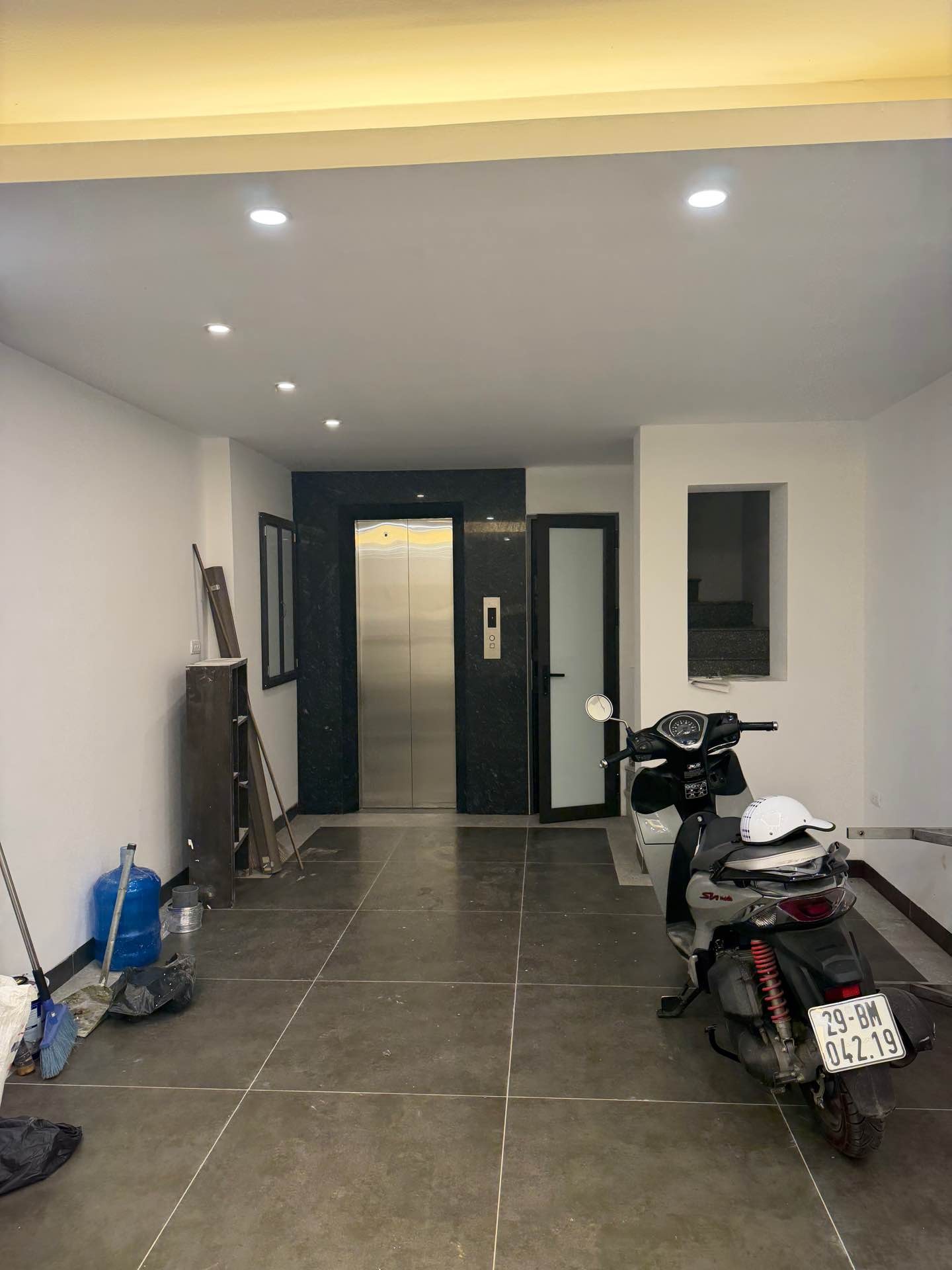 Bán nhà Tứ Liên - diện tích 51m2 8 tầng - Ô TÔ VÀO NHÀ - giá 25,3 tỷ