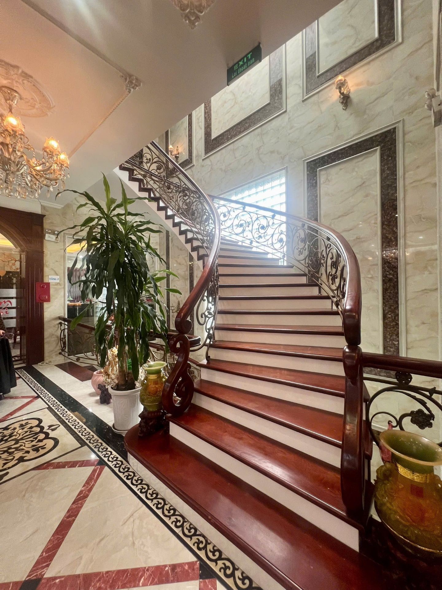 Bán nhà Hồng Hà - diện tích 307m2 9 tầng - Ngõ 3 ô tô tránh - giá 180 tỷ