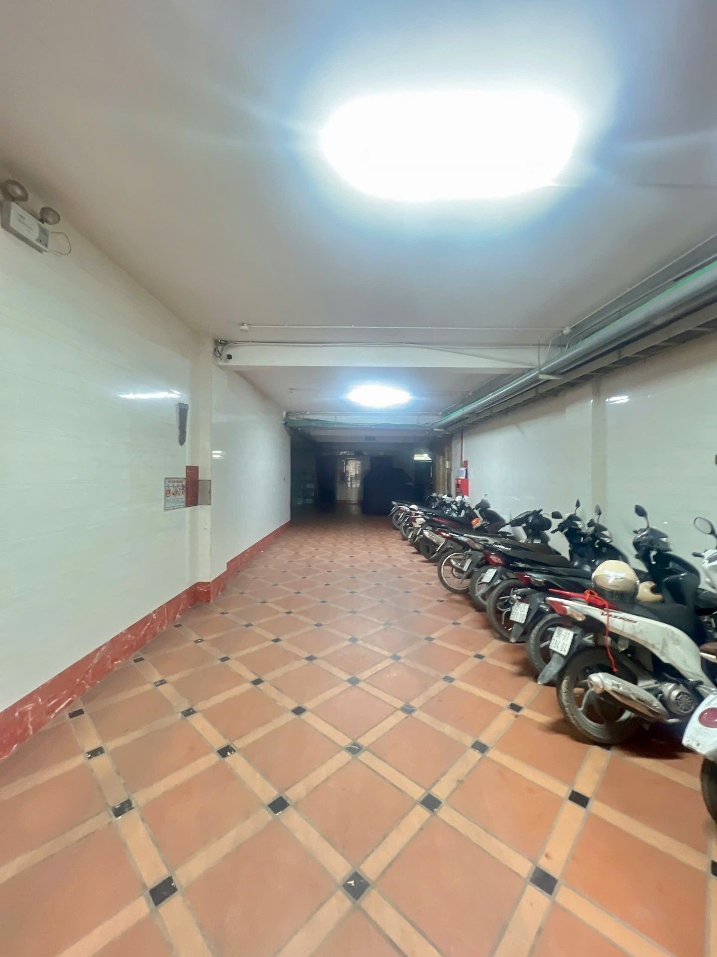 Bán nhà Hồng Hà - diện tích 307m2 9 tầng - Ngõ 3 ô tô tránh - giá 180 tỷ