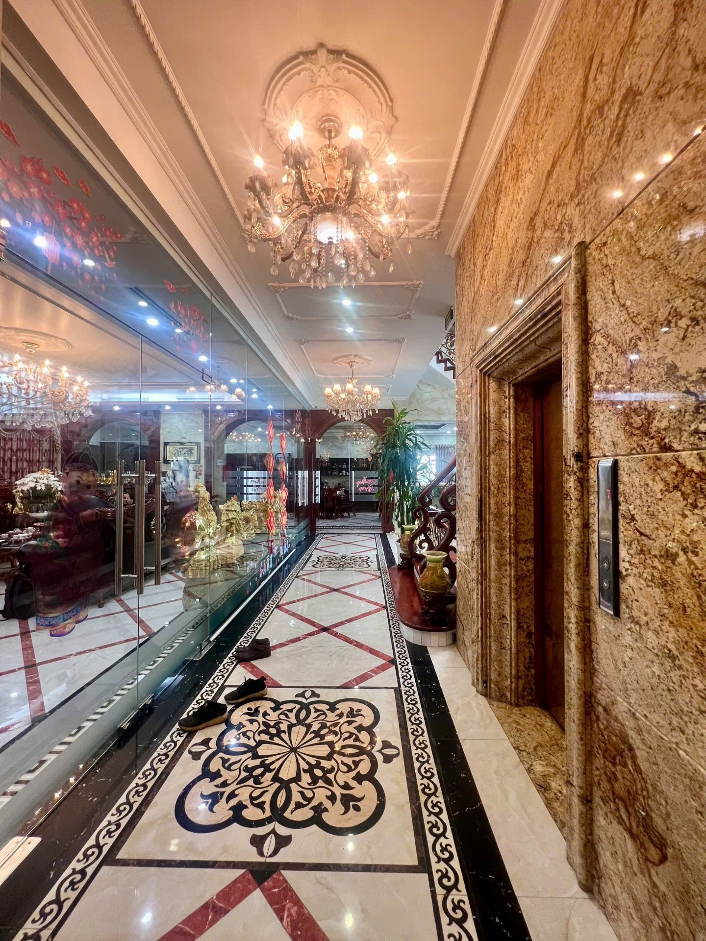 Bán nhà Hồng Hà - diện tích 307m2 9 tầng - Ngõ 3 ô tô tránh - giá 180 tỷ