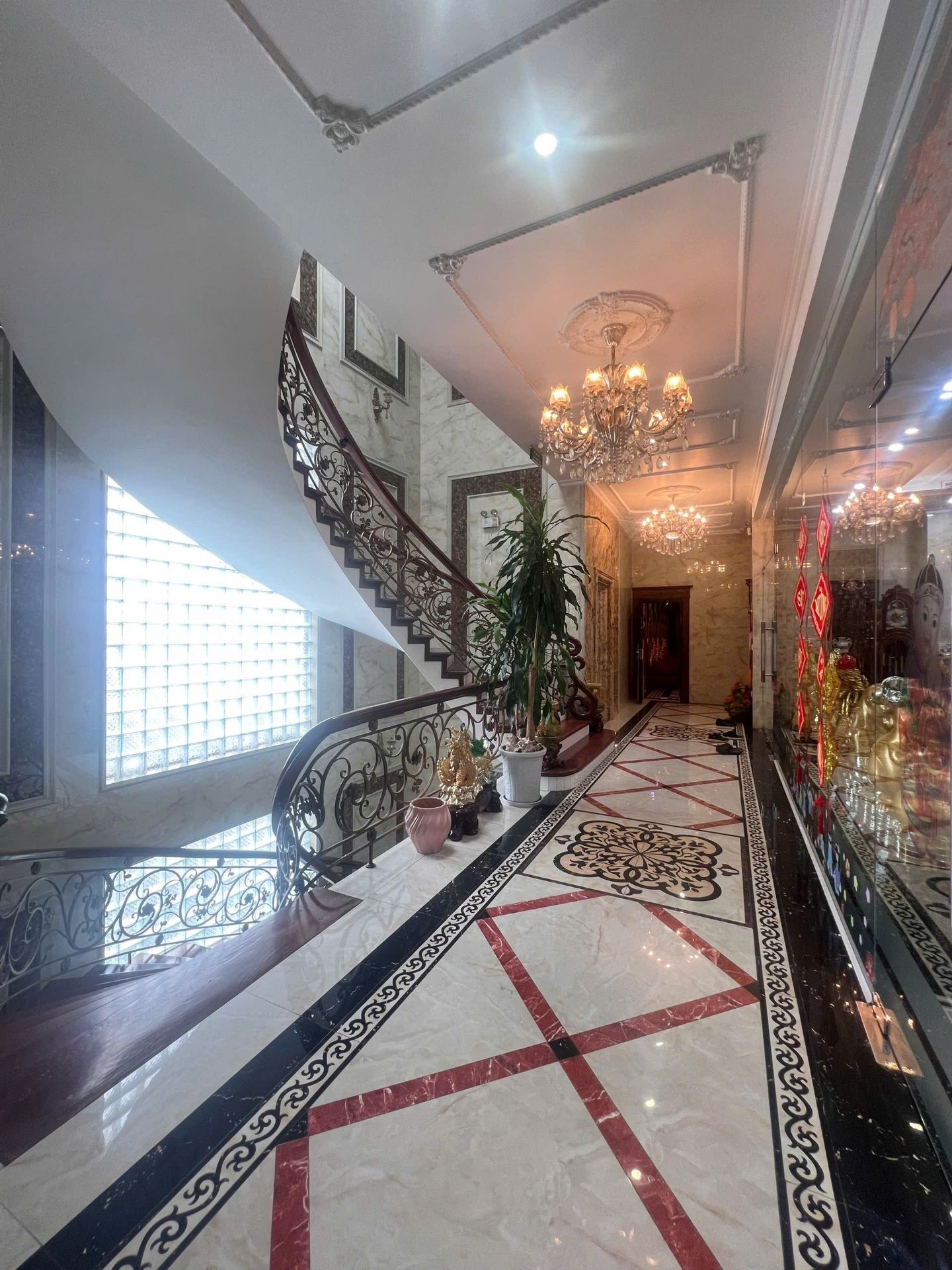 Bán nhà Hồng Hà - diện tích 307m2 9 tầng - Ngõ 3 ô tô tránh - giá 180 tỷ