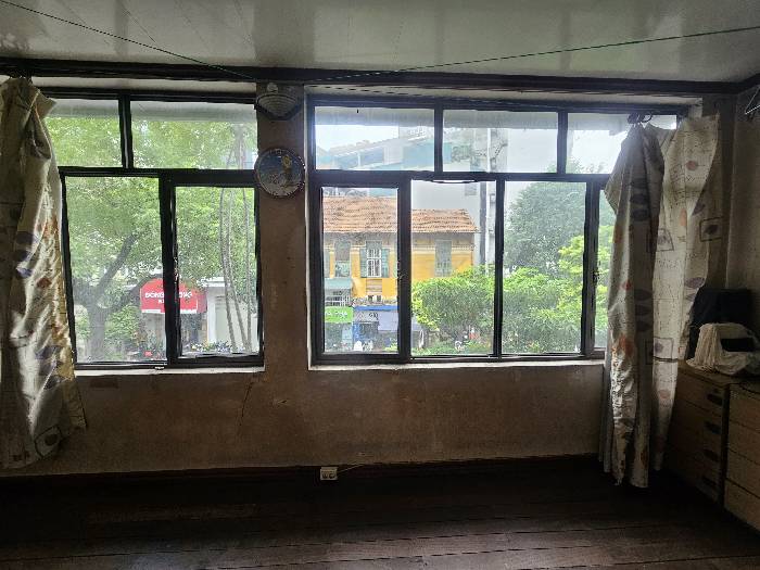 Bán nhà Lê Văn Hưu - diện tích 93m2 2 tầng - Nhà đẹp hiếm có - giá 28 tỷ