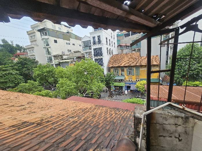 Bán nhà Lê Văn Hưu - diện tích 93m2 2 tầng - Nhà đẹp hiếm có - giá 28 tỷ