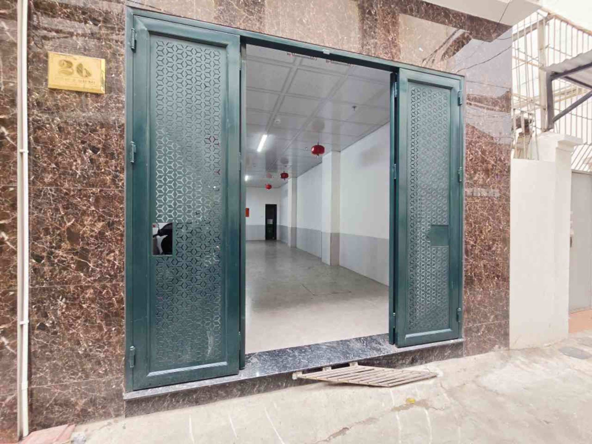 Bán nhà Giáp Bát - diện tích 77m2 5 tầng - Căn hộ CCMN thang máy sát ô tô trung tâm - giá 18,5 tỷ