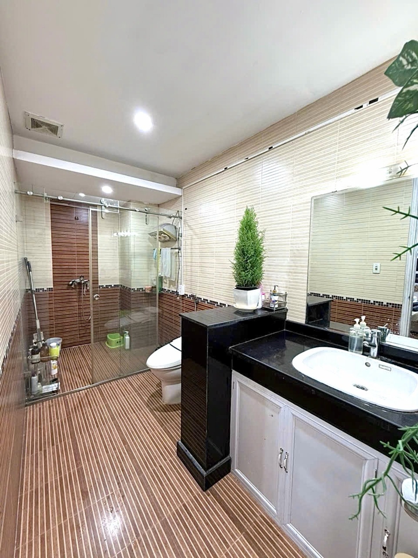 Bán nhà Nguyễn Lân - diện tích 76m2 5 tầng - Lô góc, mặt phố - giá 37,6 tỷ