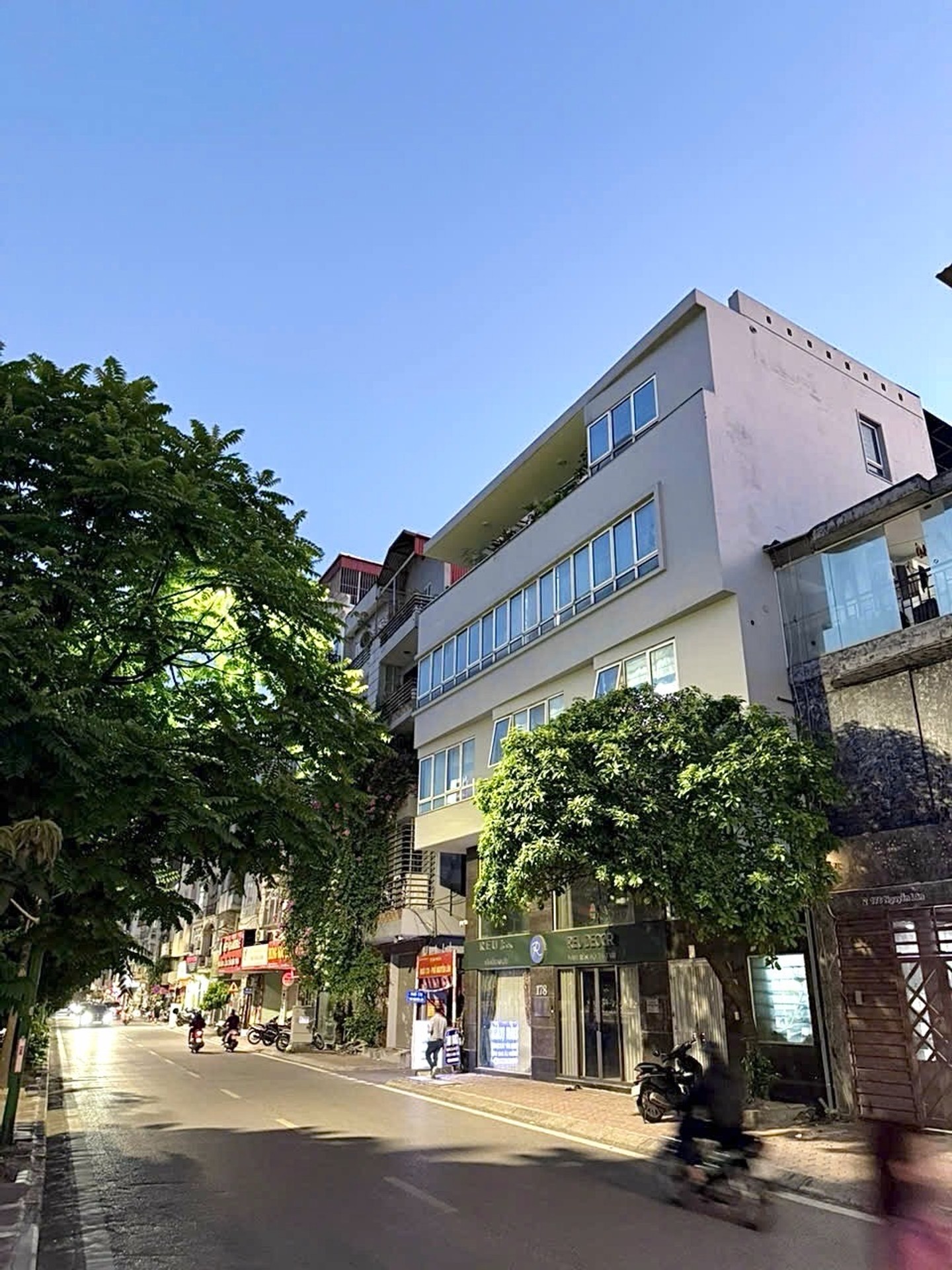 Bán nhà Nguyễn Lân - diện tích 76m2 5 tầng - Lô góc, mặt phố - giá 37,6 tỷ