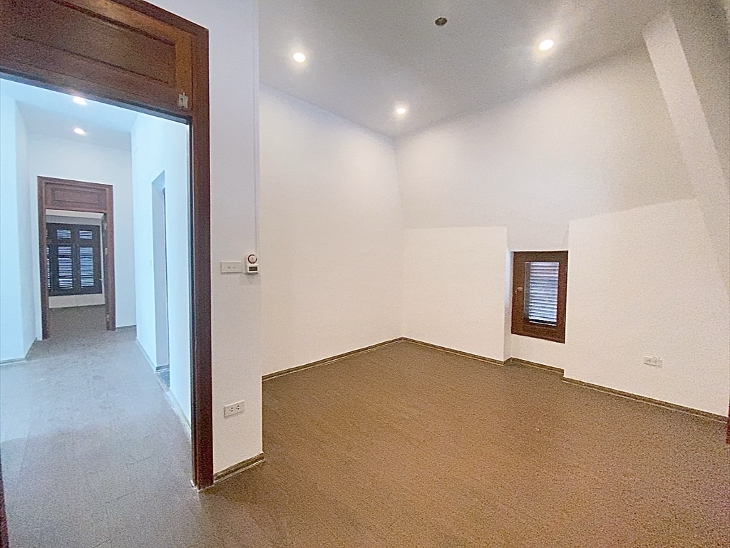 Bán nhà Ngõ 4 ô tô trở lên ( >11m) - diện tích 231m2 3 tầng - Lô góc 2 mặt thoáng - giá 58 tỷ