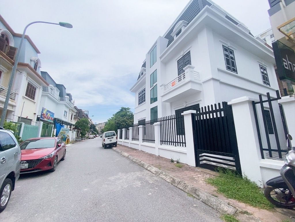 Bán nhà Ngõ 4 ô tô trở lên ( >11m) - diện tích 231m2 3 tầng - Lô góc 2 mặt thoáng - giá 58 tỷ