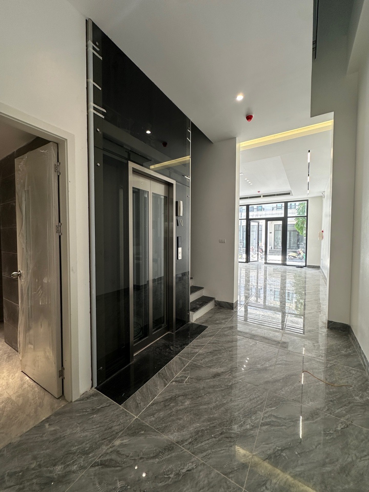 Bán nhà Tân Mai - diện tích 107m2 6 tầng - SIÊU HIẾM KHU VỰC ÍT NHÀ BÁN - giá 37,5 tỷ