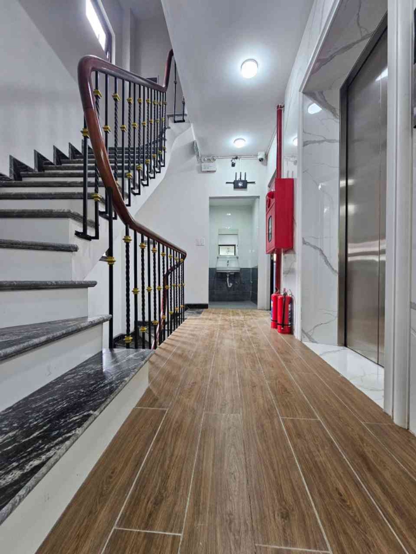 Bán nhà Giải Phóng - diện tích 81m2 7 tầng - Ô tô tránh - giá 28 tỷ
