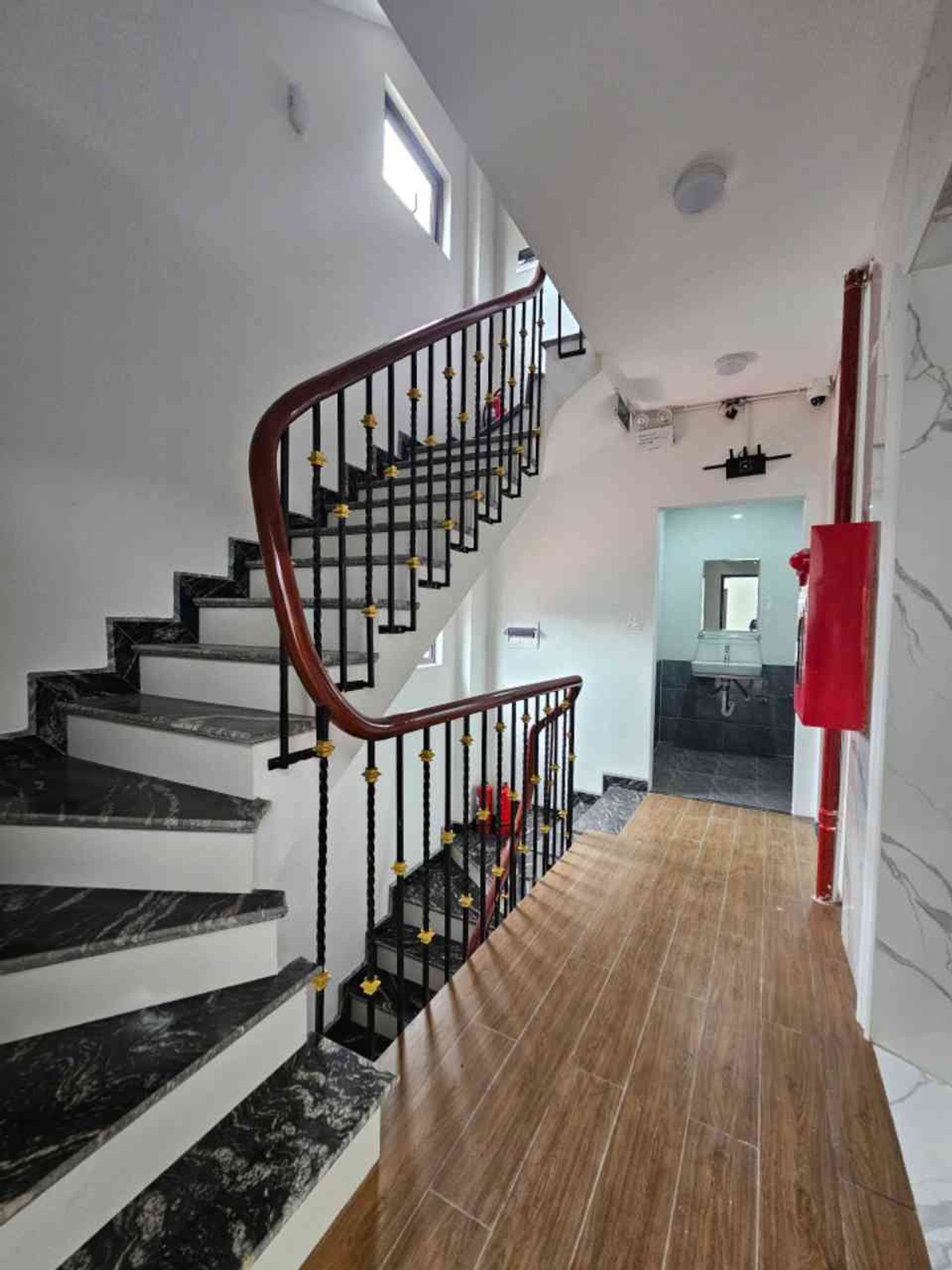 Bán nhà Giải Phóng - diện tích 81m2 7 tầng - Ô tô tránh - giá 28 tỷ