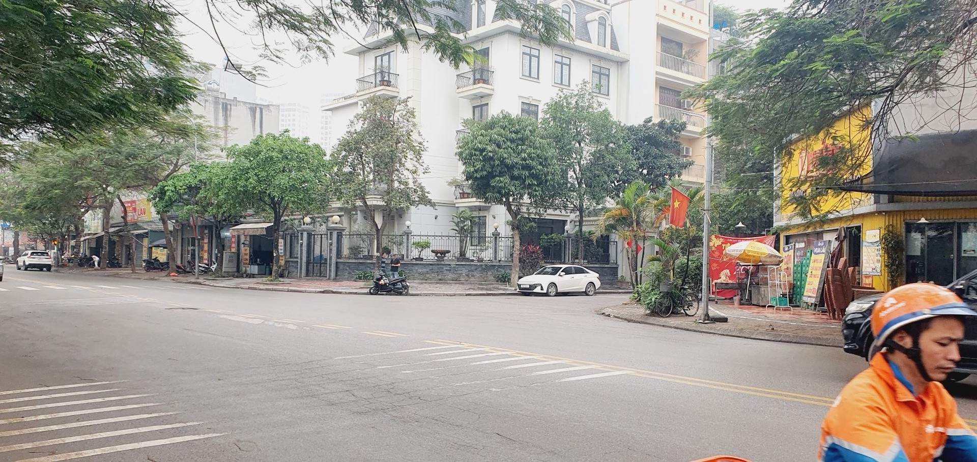 Bán nhà Ngõ 4 ô tô trở lên ( >11m) - diện tích 130m2 2 tầng - Lô góc 3 mặt thoáng - giá 64 tỷ