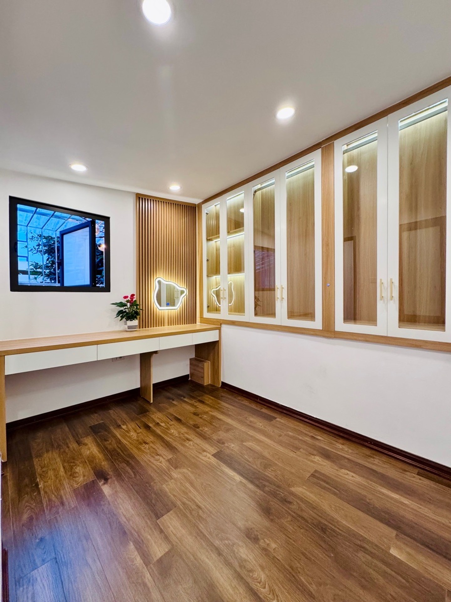 Bán nhà Vũ Hữu - diện tích 17m2 4 tầng - Ngõ thông cực kỳ hiếm - giá 5,2 tỷ