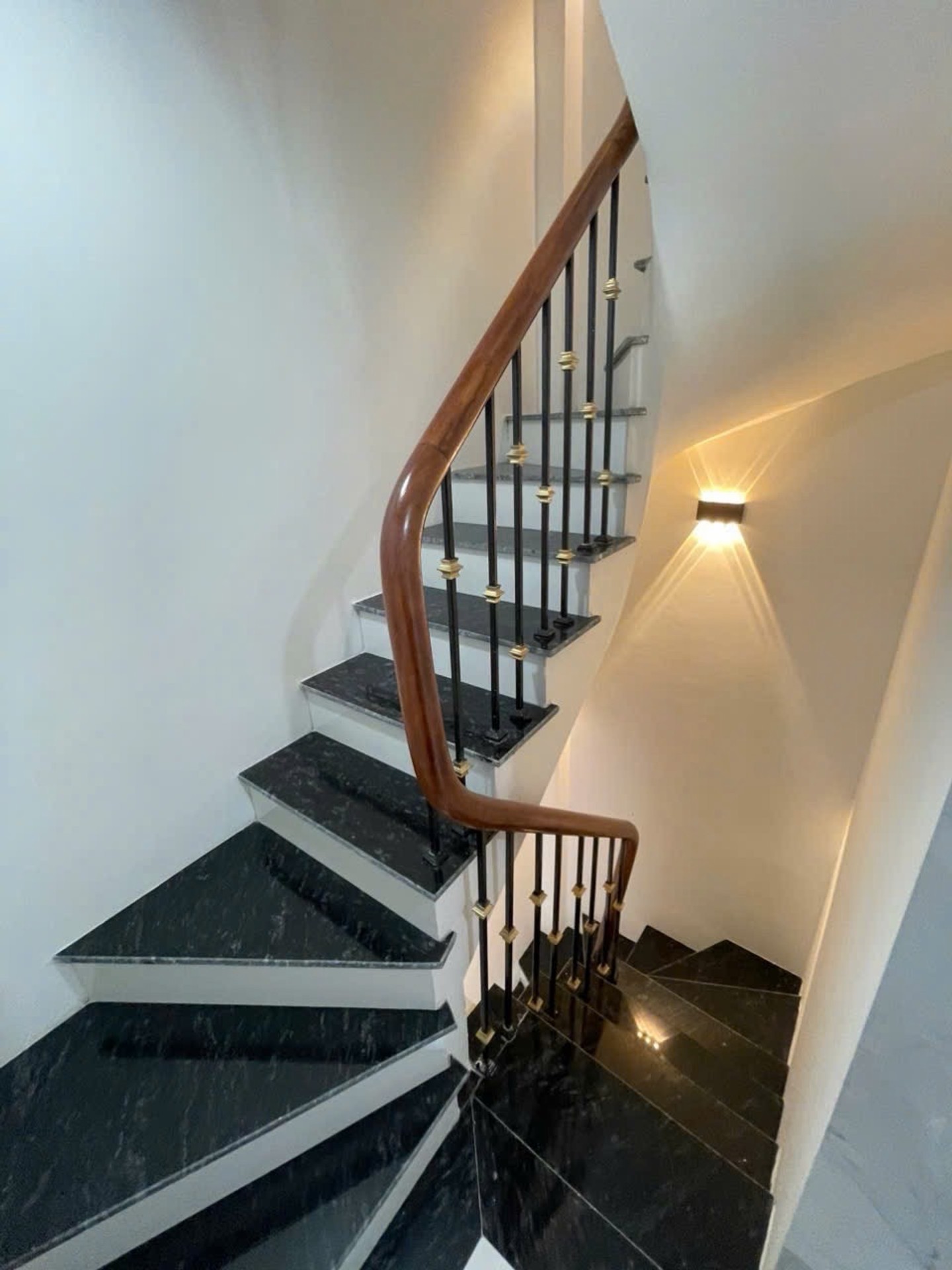 Bán nhà Trương Định - diện tích 27m2 6 tầng - Ô TÔ DỪNG ĐỖ NGÀY ĐÊM - giá 11,98 tỷ