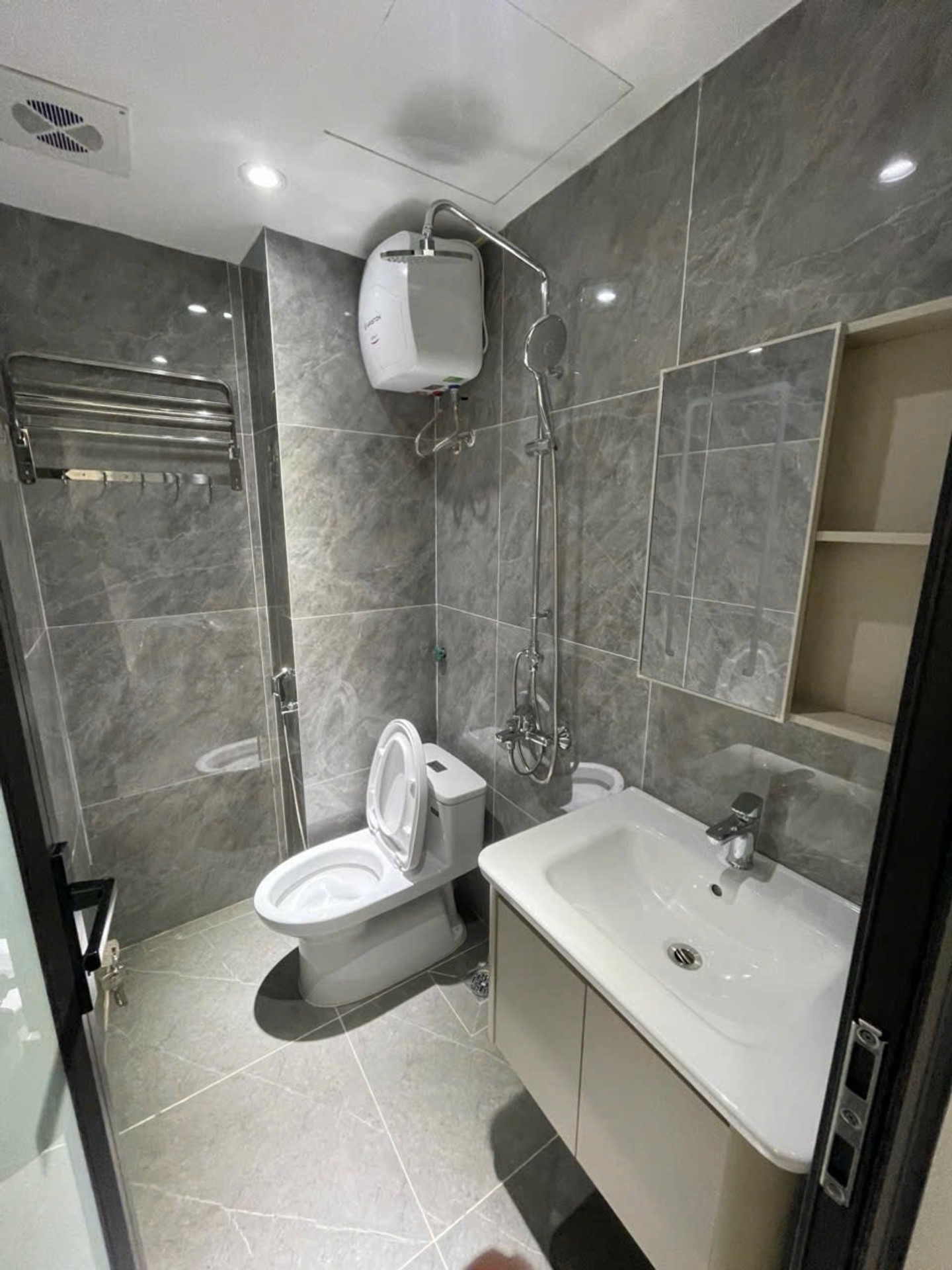 Bán nhà Trương Định - diện tích 27m2 6 tầng - Ô TÔ DỪNG ĐỖ NGÀY ĐÊM - giá 11,98 tỷ