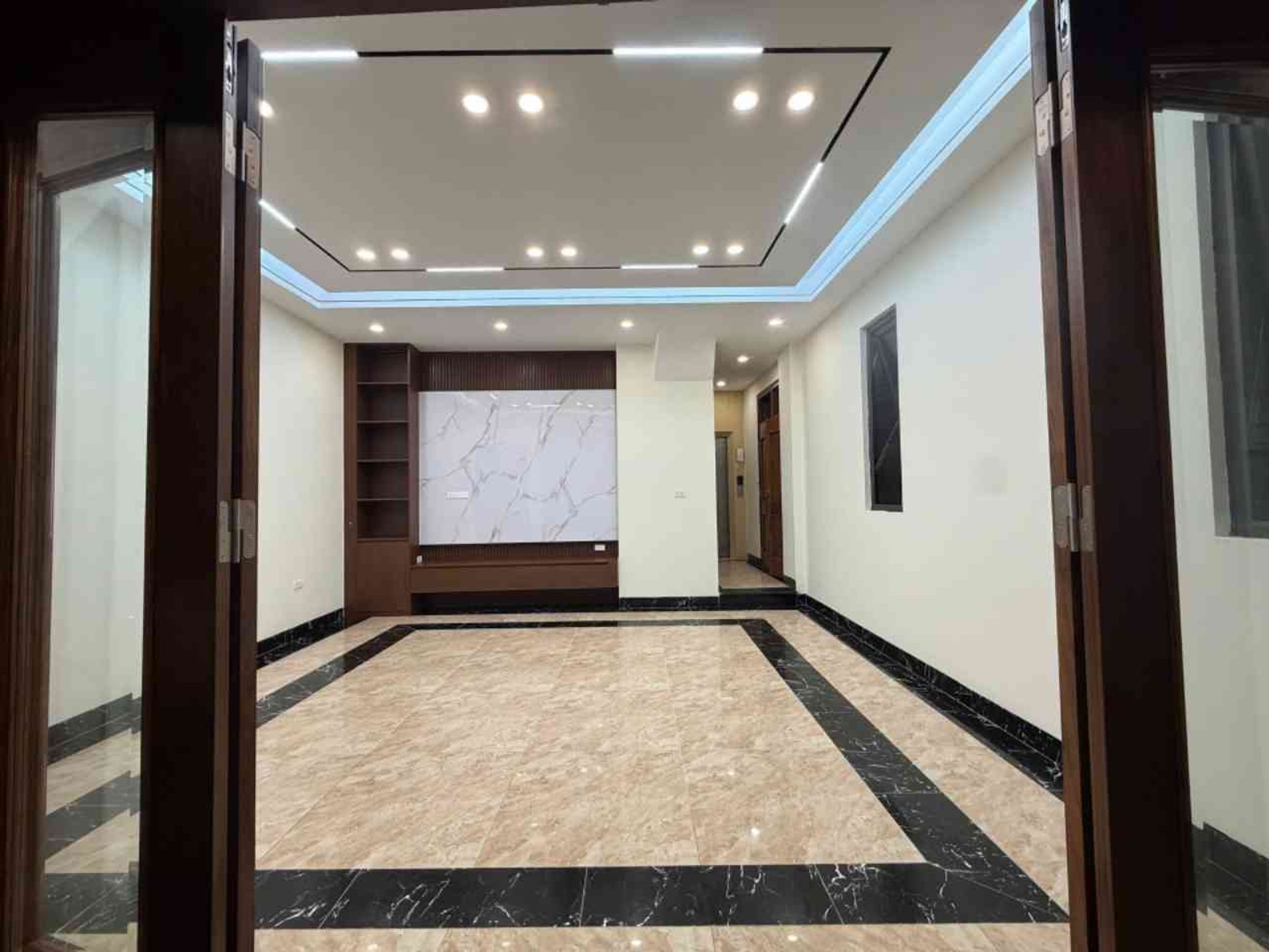 Bán nhà Lò Đúc - diện tích 40m2 6 tầng - Lô góc 3 mặt thoáng - giá 13,5 tỷ