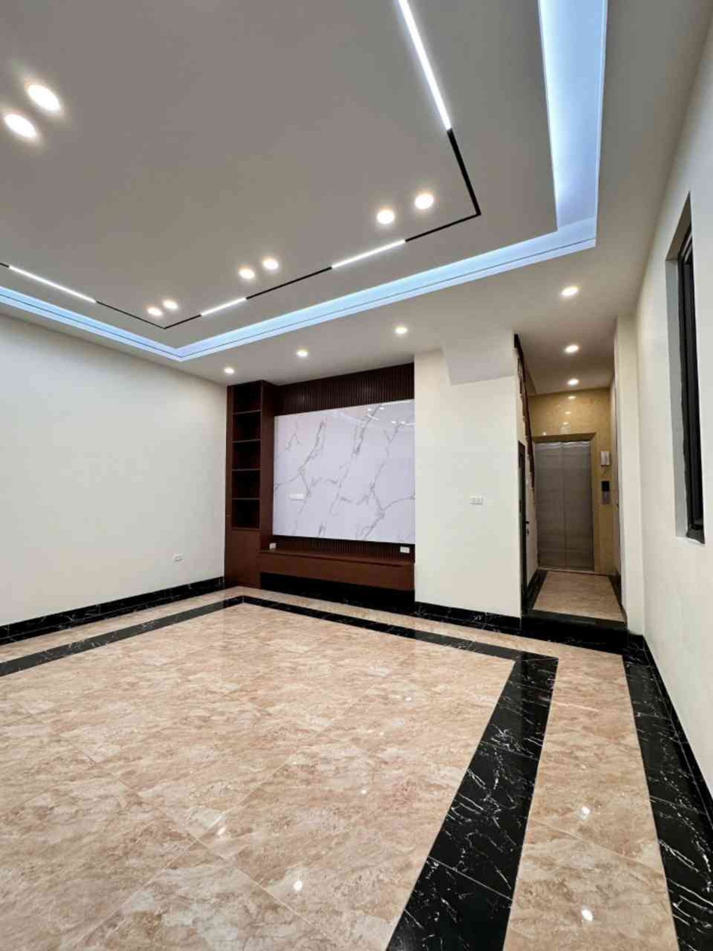 Bán nhà Lò Đúc - diện tích 40m2 6 tầng - Lô góc 3 mặt thoáng - giá 13,5 tỷ