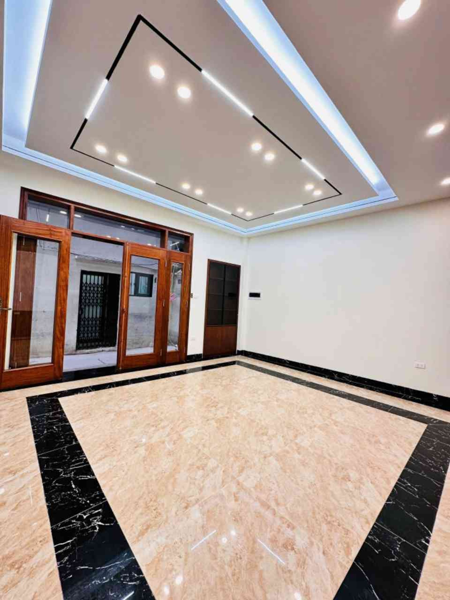 Bán nhà Lò Đúc - diện tích 40m2 6 tầng - Lô góc 3 mặt thoáng - giá 13,5 tỷ