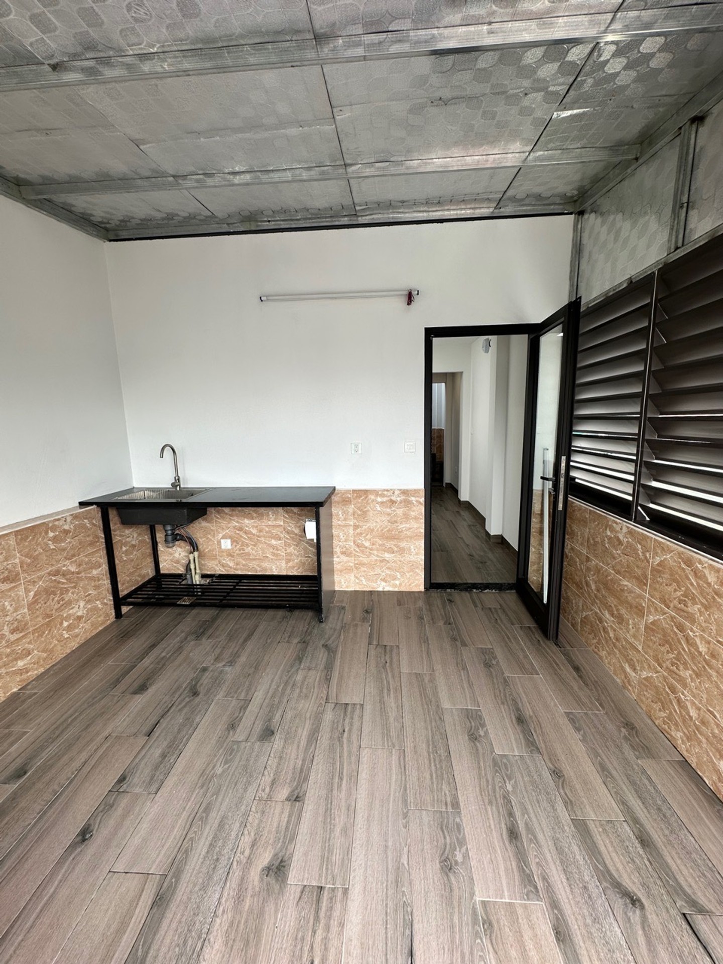 Bán nhà Đông Thiên - diện tích 36m2 6 tầng - 8 phòng ngủ - giá 7,6 tỷ