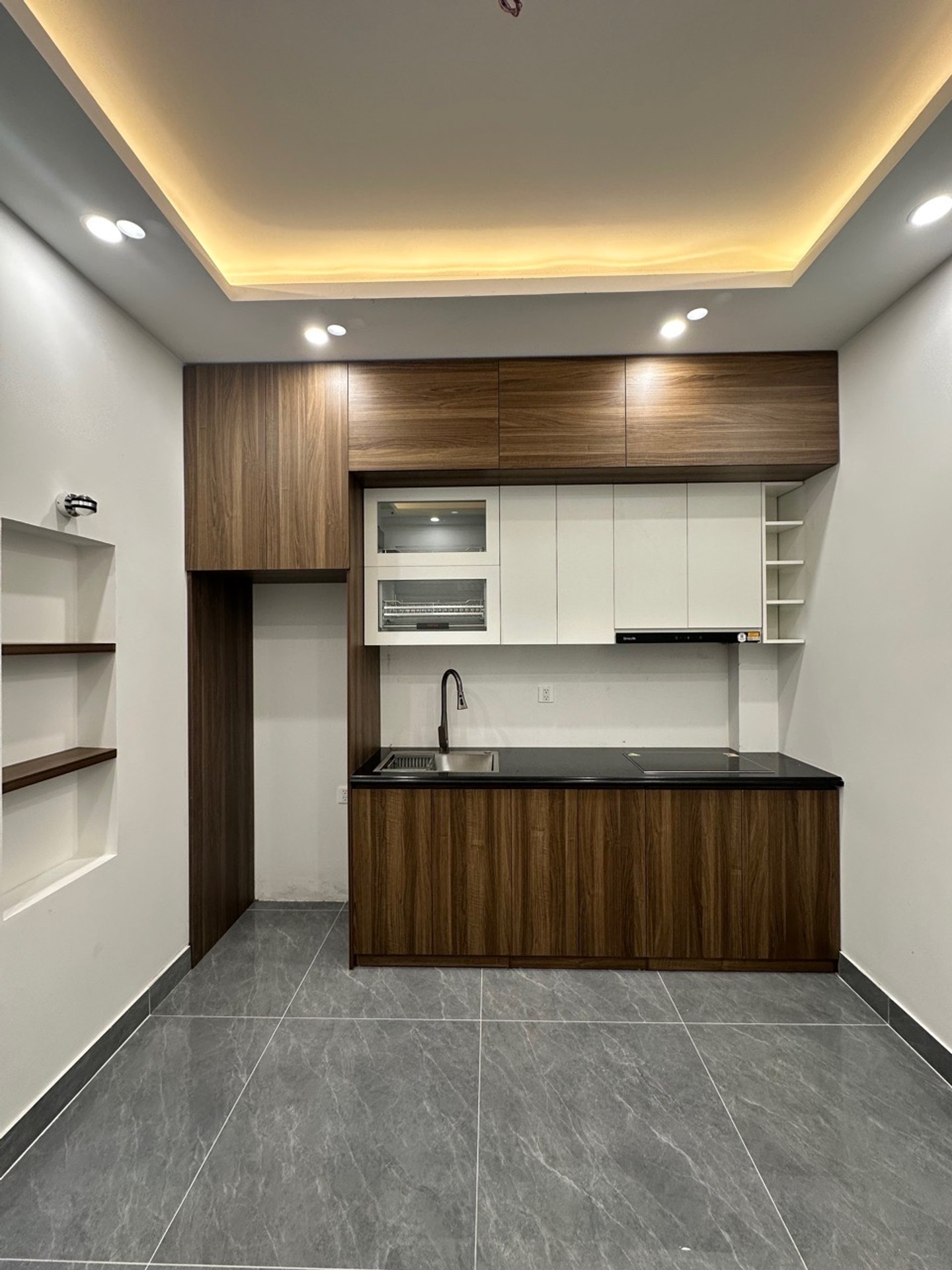 Bán nhà Đông Thiên - diện tích 36m2 6 tầng - 8 phòng ngủ - giá 7,6 tỷ