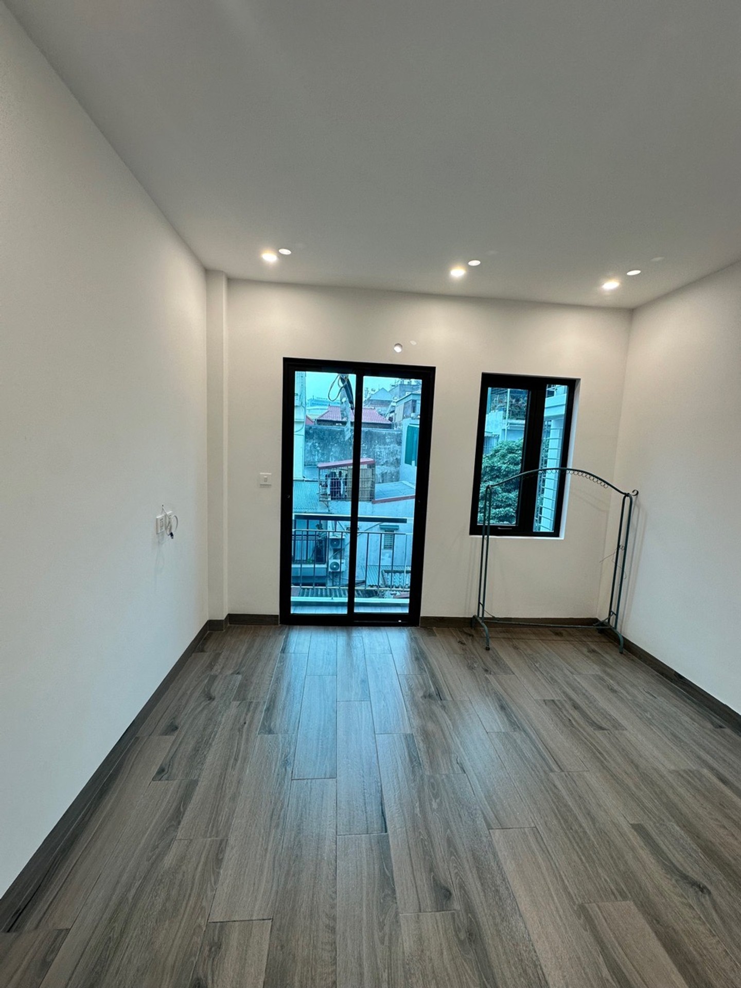 Bán nhà Đông Thiên - diện tích 36m2 6 tầng - 8 phòng ngủ - giá 7,6 tỷ