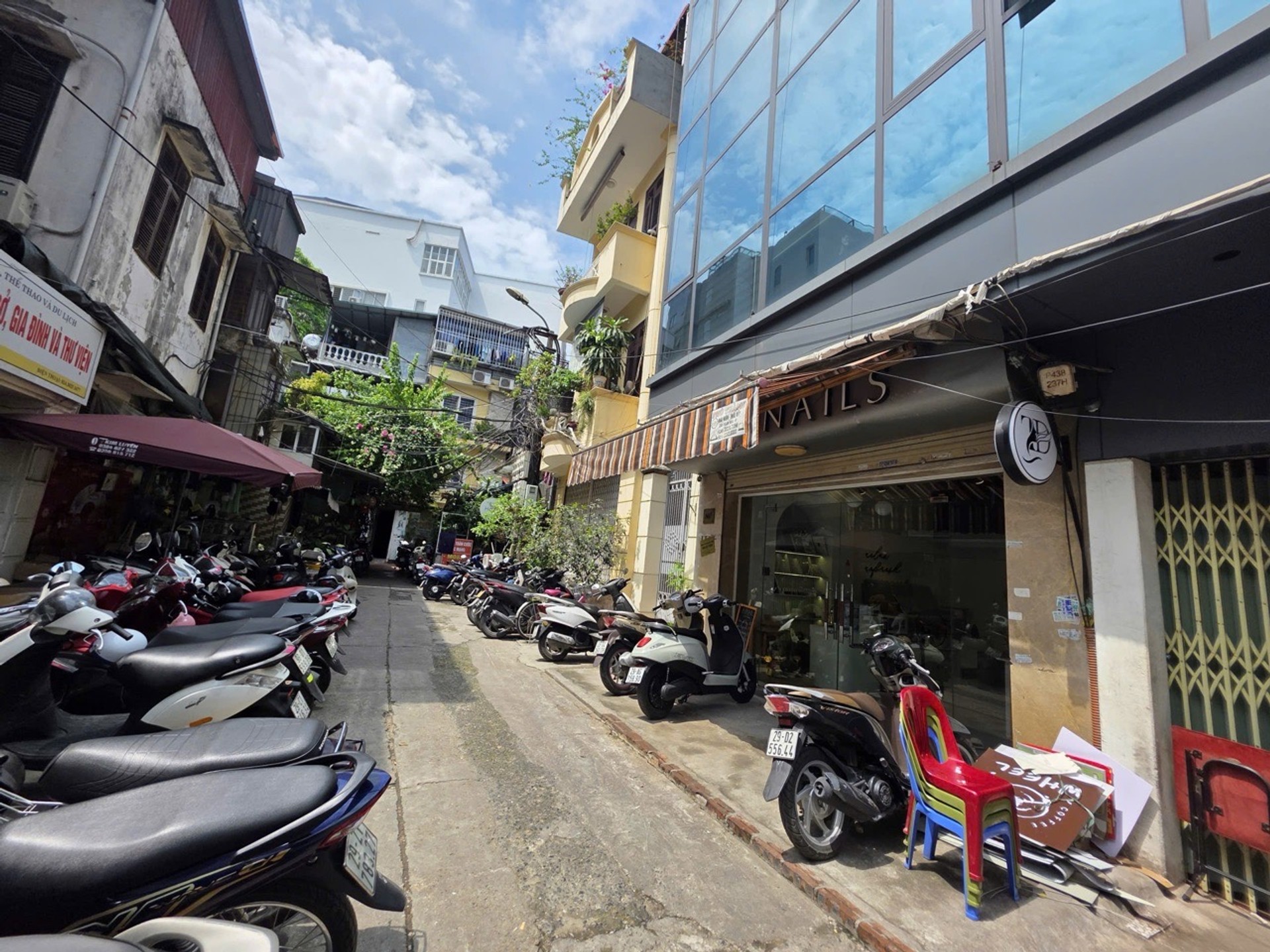 Bán nhà Lê Văn Hưu - diện tích 30m2 1 tầng - Ô tô tránh - giá 8,5 tỷ
