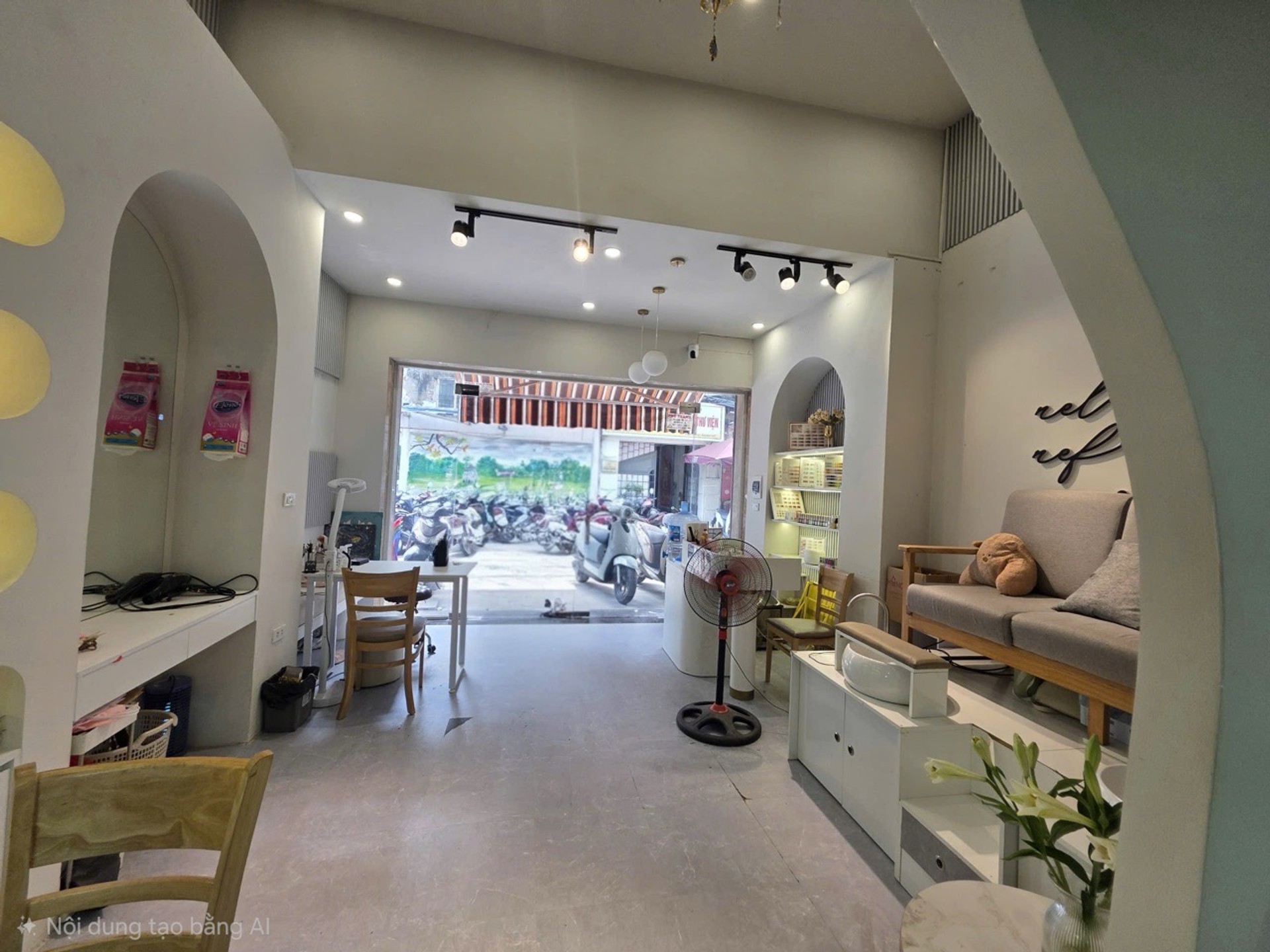 Bán nhà Lê Văn Hưu - diện tích 30m2 1 tầng - Ô tô tránh - giá 8,5 tỷ